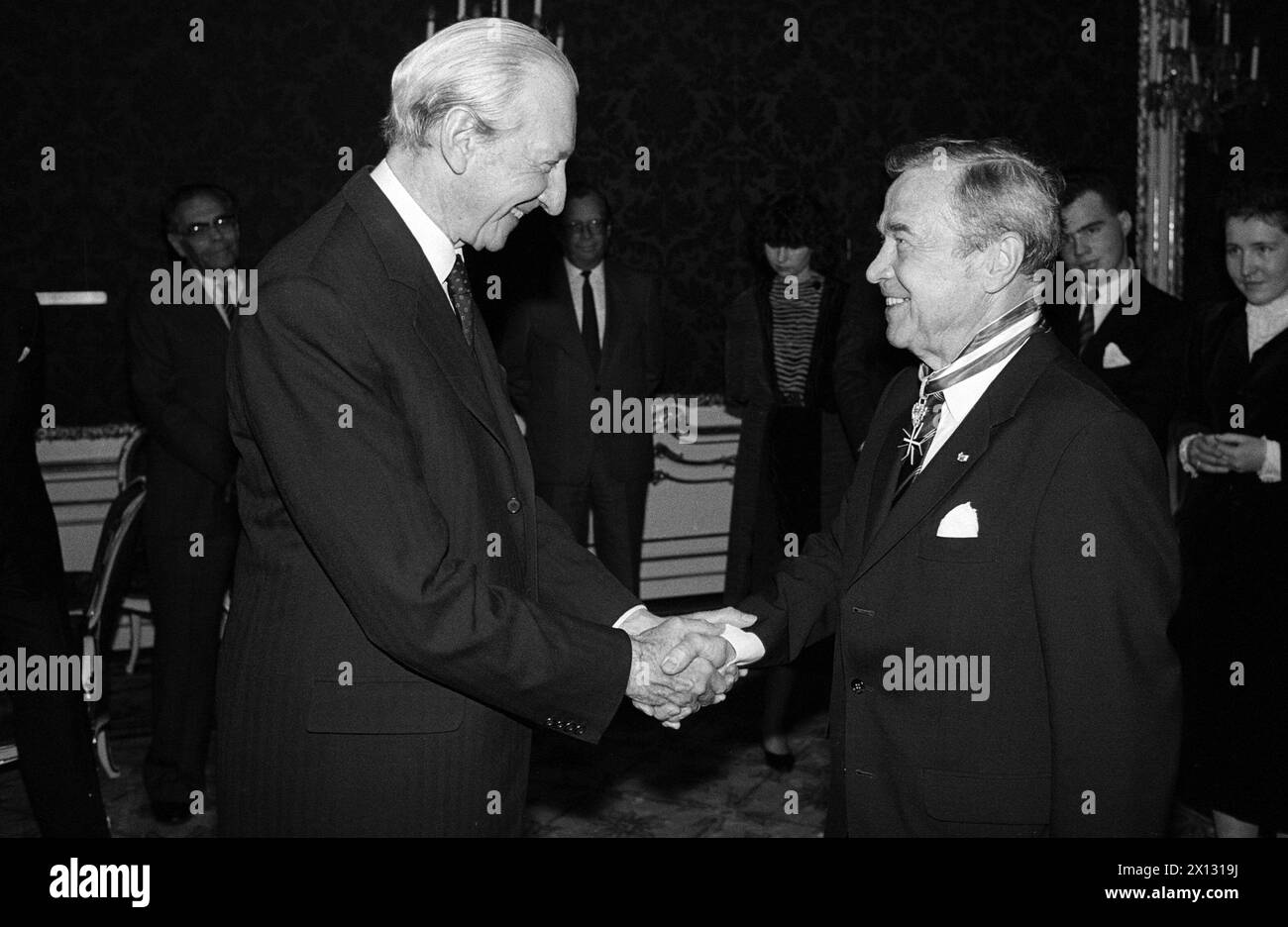 Otto Schoenherr, retiring CEO of the Austria Press Agency (APA), received the Medal of Honor for Merrits for the Republic of Austria by president Kurt Waldheim on June 5th 1987. - 19870605 PD0012 - Rechteinfo: Rights Managed (RM) Stock Photo