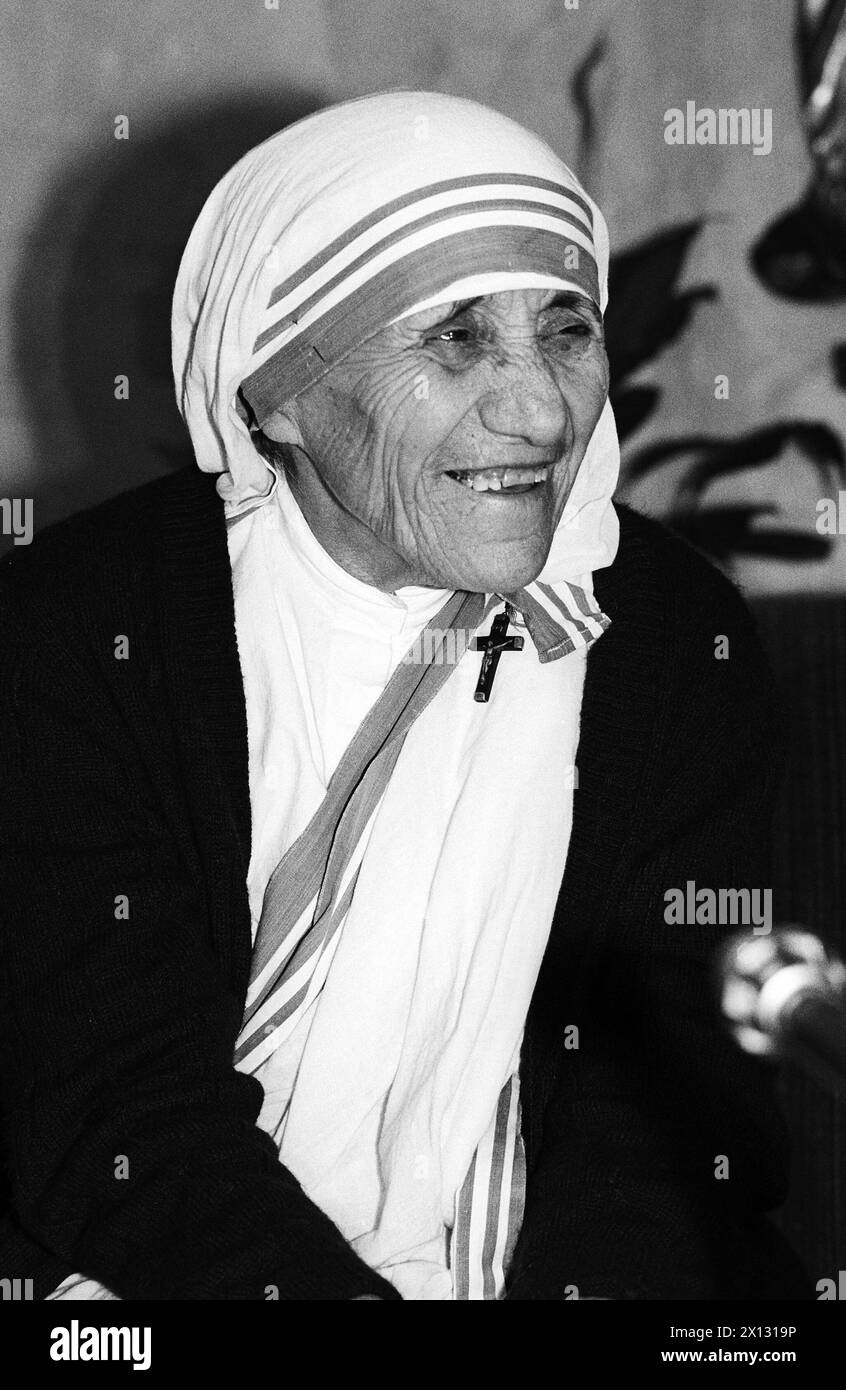 The photo was taken on June 4th 1987 and shows Nobel Peace Price laureate Mother Teresa who visits the Viennese settlement of her religious orden 'Missionaries of Charity'. / mutter theresa - 19870604 PD0007 - Rechteinfo: Rights Managed (RM) Stock Photo