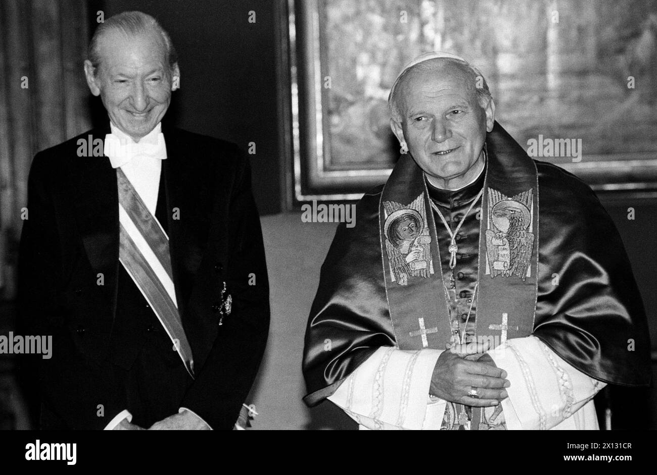 The photo was taken on June 25th 1987 on the occasion of a meeting between Austrian President Kurt Waldheim (l.) and Pope John Paul II. in the Vatican. - 19870625 PD0006 - Rechteinfo: Rights Managed (RM) Stock Photo