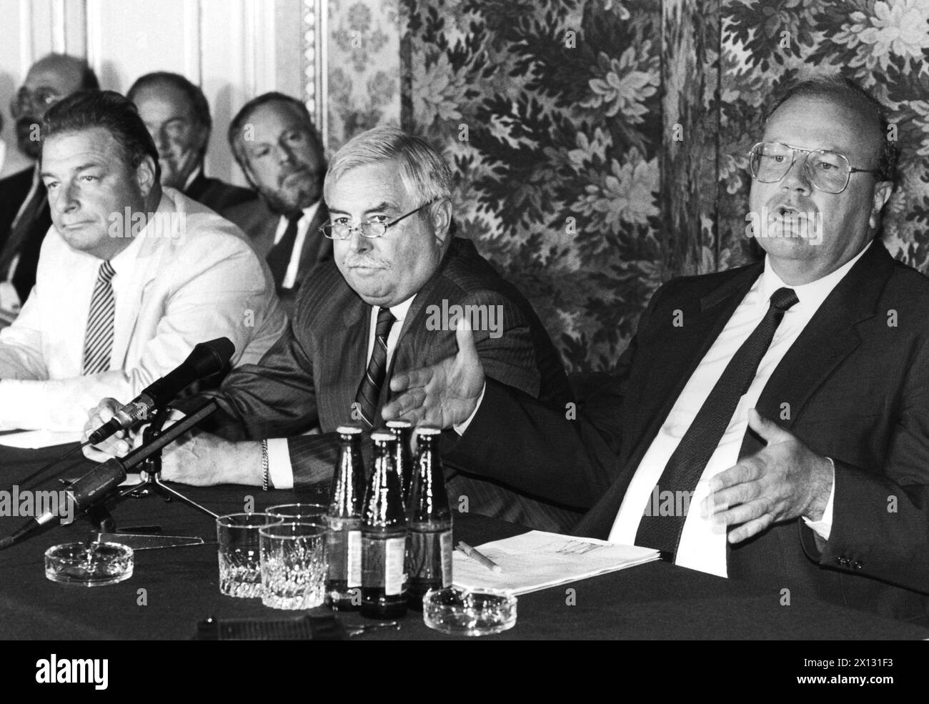 The photo was taken on August 14th 1987 and shows the Ministers for Economic Affairs (f.l.t.r.) Jean Pascal Delamuraz (Switzerland), Robert Graf (Austria) and Martin Bangemann (BRD) at their traditional meeting in the Palace 'Schwarzenberg' in Vienna. - 19870814 PD0002 - Rechteinfo: Rights Managed (RM) Stock Photo