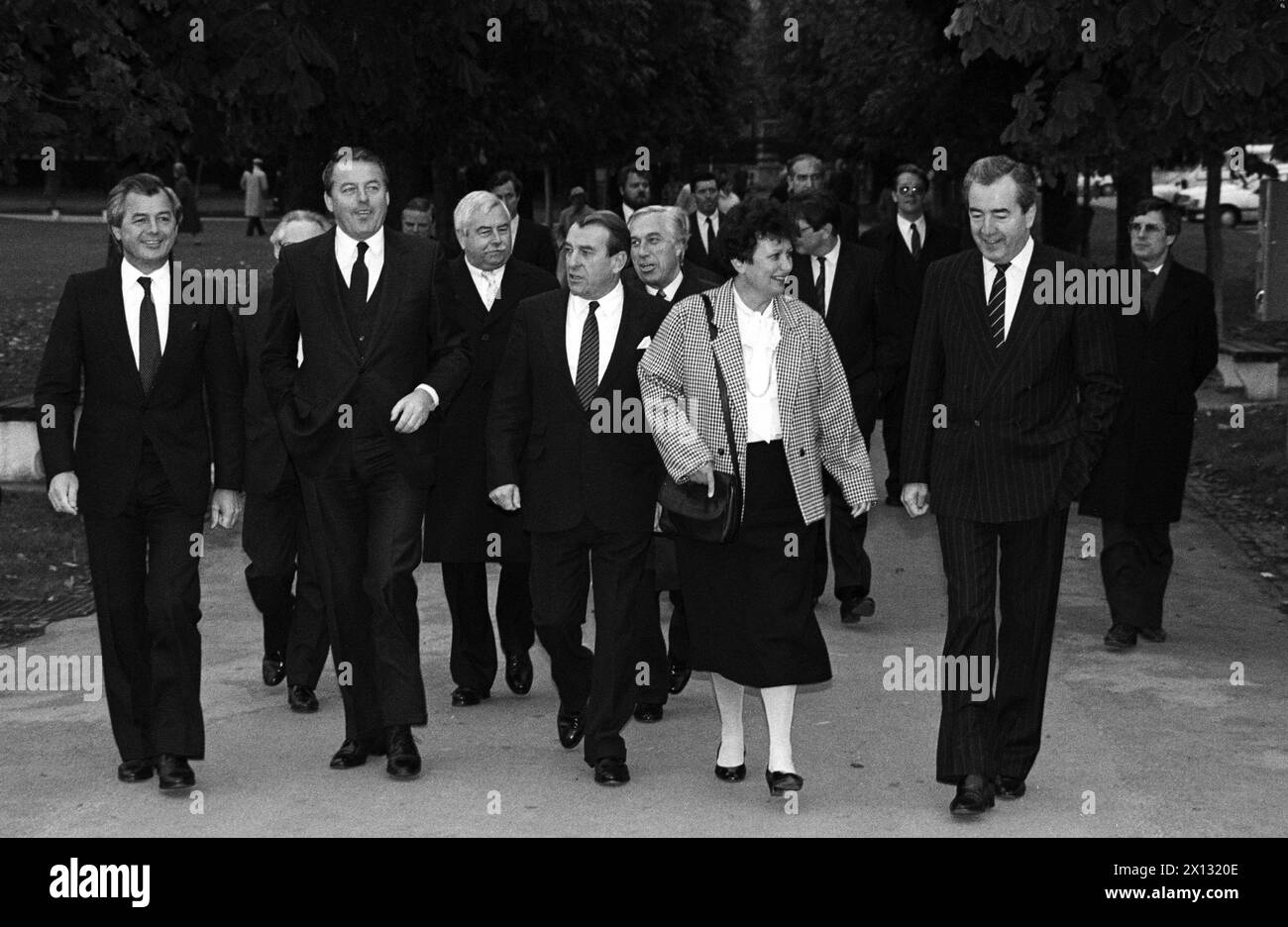 The photo was taken on October 26th 1987 on the occasion of Austria's national holiday and shows members of the Austrian government on their way to the traditional donation of a wreath on the Heldenplatz in Vienna. F.l.t.r.: Minister of Agriculture Josef Riegler, Chancellor Franz Vranitzky, Minister of Economy Robert Graf, Minister of Defence Robert Lichal, Social Minister Alfred Dallinger, Minister of Education Hilde Hawlicek and Vice Chancellor Alois Mock. - 19871026 PD0010 - Rechteinfo: Rights Managed (RM) Stock Photo