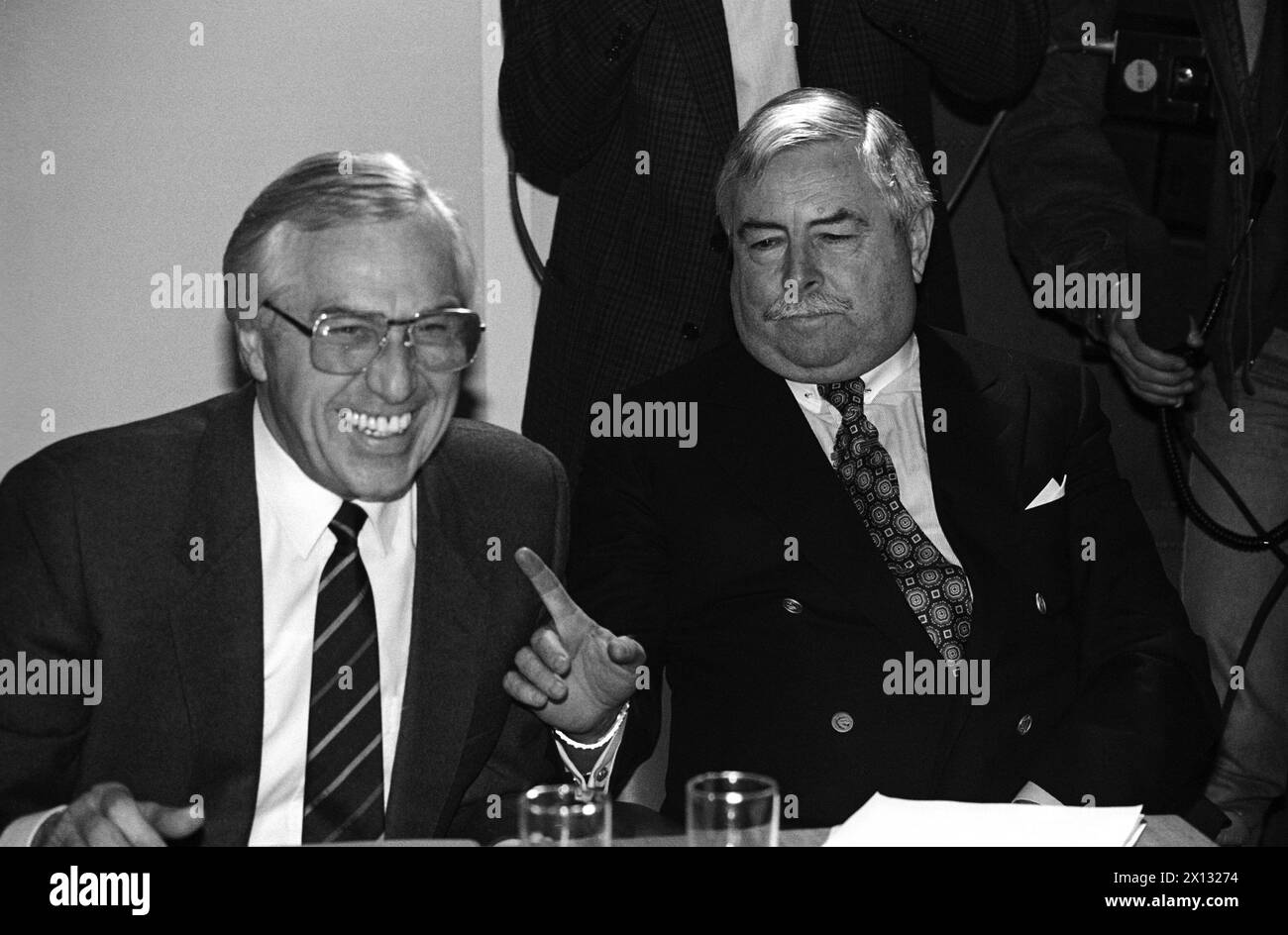 Vienna on December 18th 1987 (f.l.t.r.): Social Minister Alfred Dallinger and Economy Minister Robert Graf during a meeting, concerning shops' opening hours. - 19871218 PD0002 - Rechteinfo: Rights Managed (RM) Stock Photo