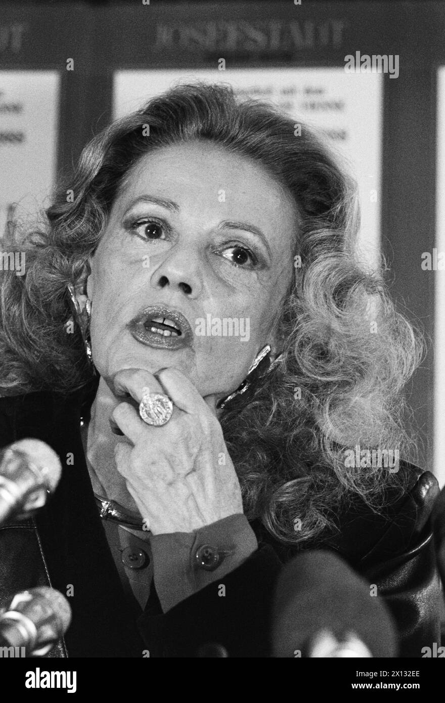 Vienna on April 18th 1988: Famous French actress Jeanne Moreau during a press conference concerning her role in Broch's play 'Le recit de la servante Zerline' in Vienna's Theater in der Josefstadt from April 19th-22nd 1988. - 19880418 PD0005 - Rechteinfo: Rights Managed (RM) Stock Photo