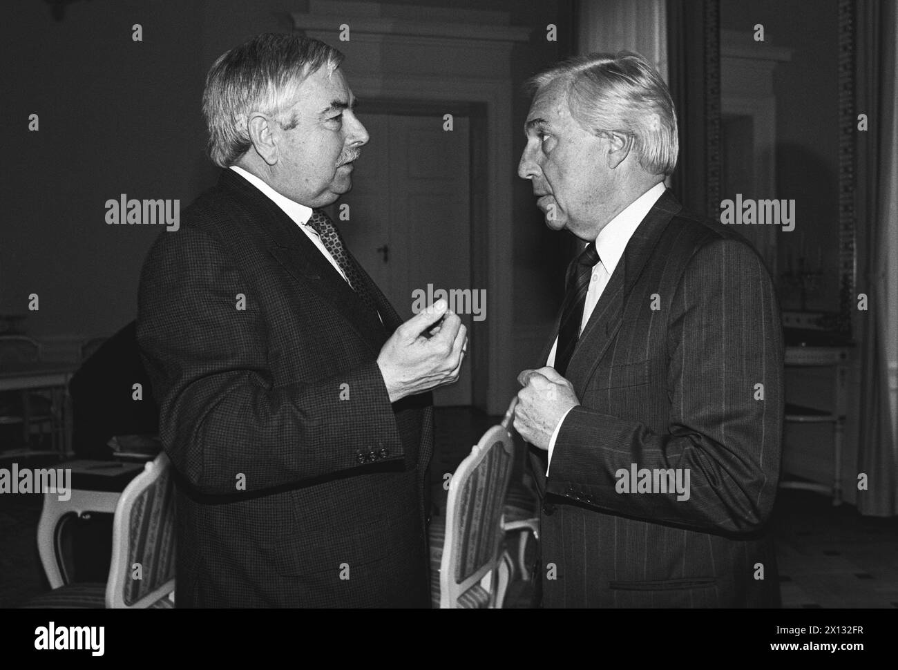 Austria's minister for economic affairs, Robert Graf (l.) and social minister  Alfred Dallinger, captured in Vienna on April 5th 1988. - 19880405 PD0002 - Rechteinfo: Rights Managed (RM) Stock Photo