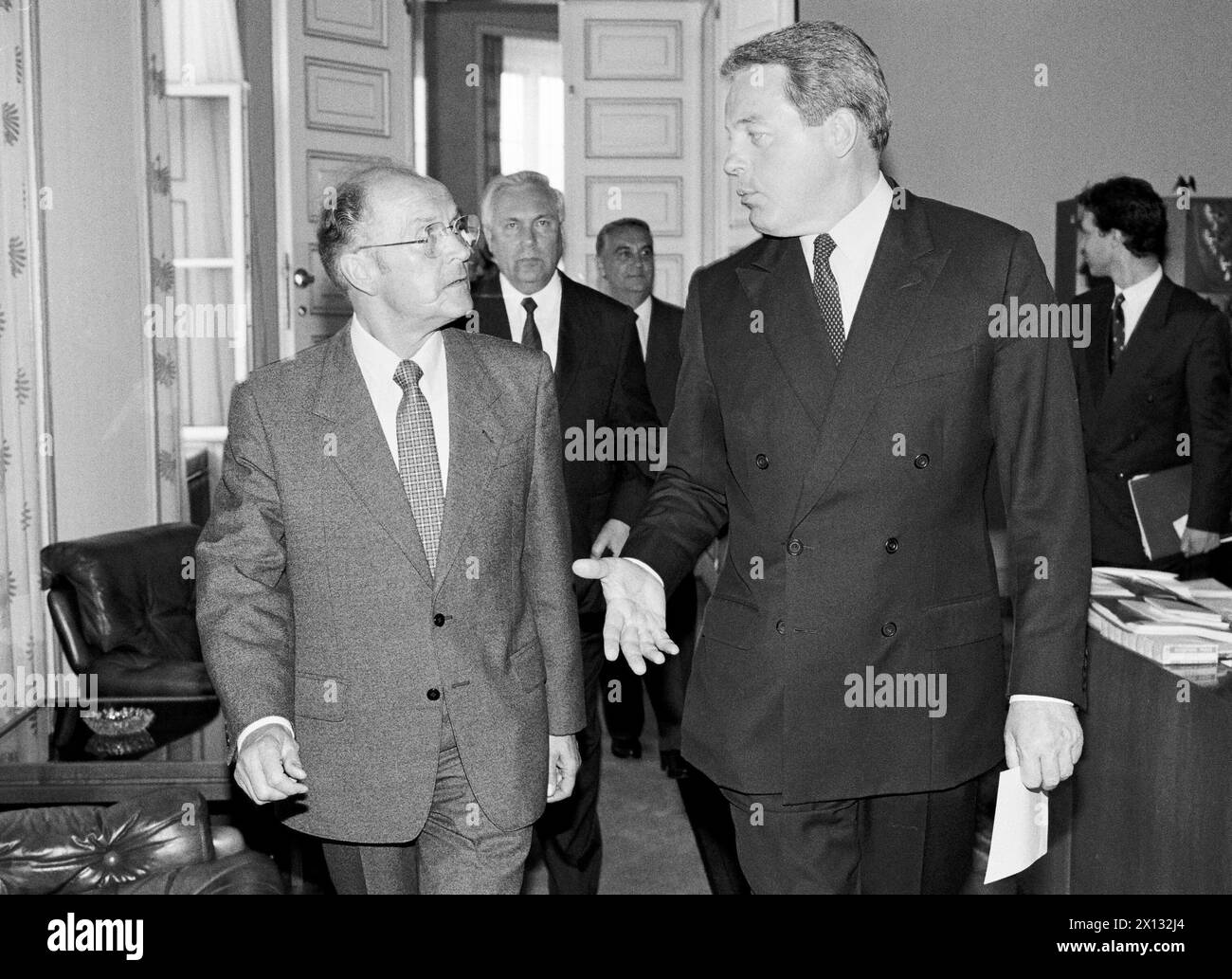 Austria's Federal Chancellor Franz Vranitzky (r.) and Oskar Fischer, Foreign Minister of the DDR, during a visit of Fischer in Vienna on May 17th 1988. - 19880517 PD0014 - Rechteinfo: Rights Managed (RM) Stock Photo