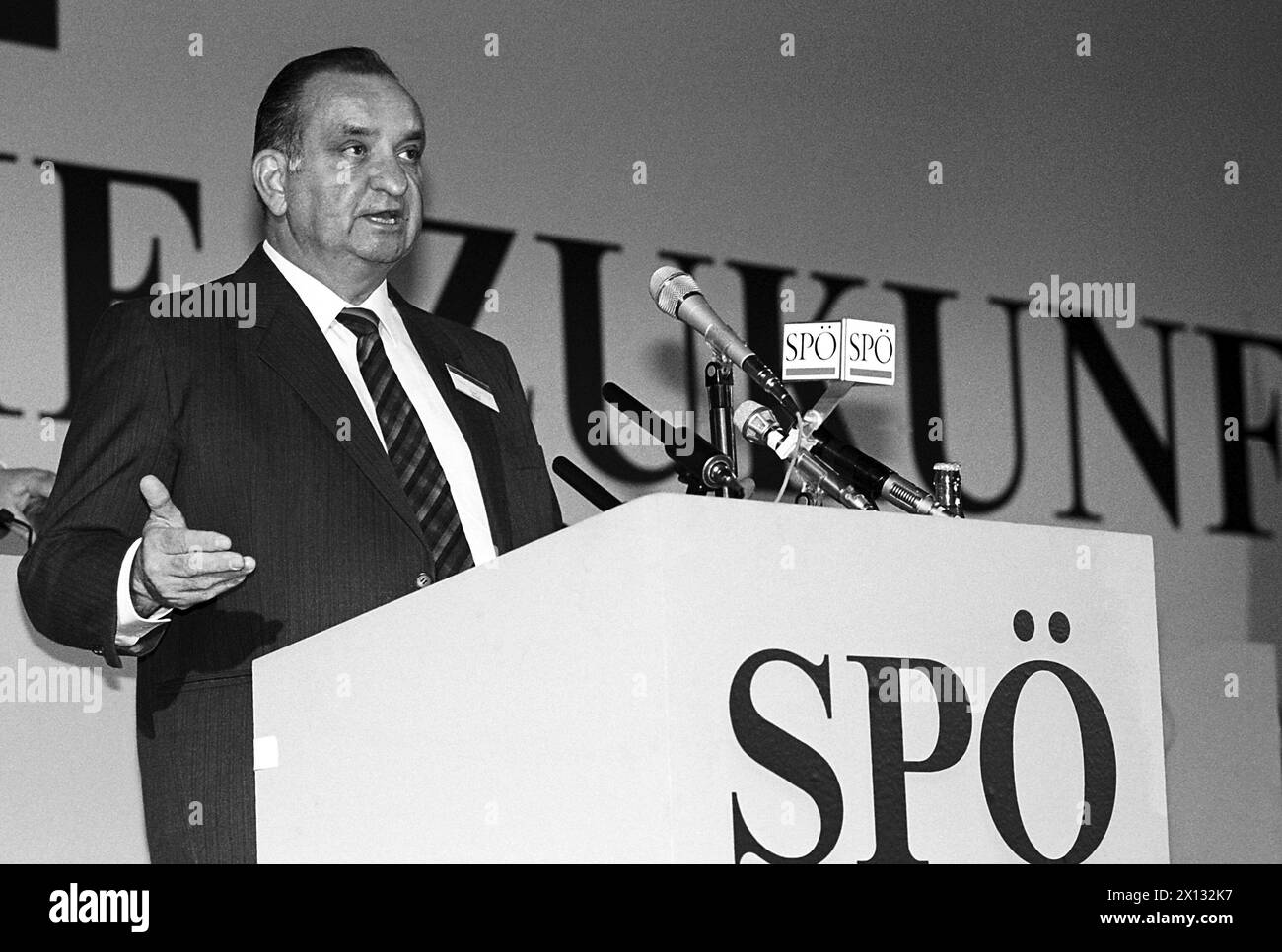 Convention of Austria's Social Party in Vienna on May 11th 1988. On the picture: Dr. Fred Sinowatz, outgoing chairman of the SPOE, delivers his speech to the delegatees. - 19880511 PD0015 - Rechteinfo: Rights Managed (RM) Stock Photo