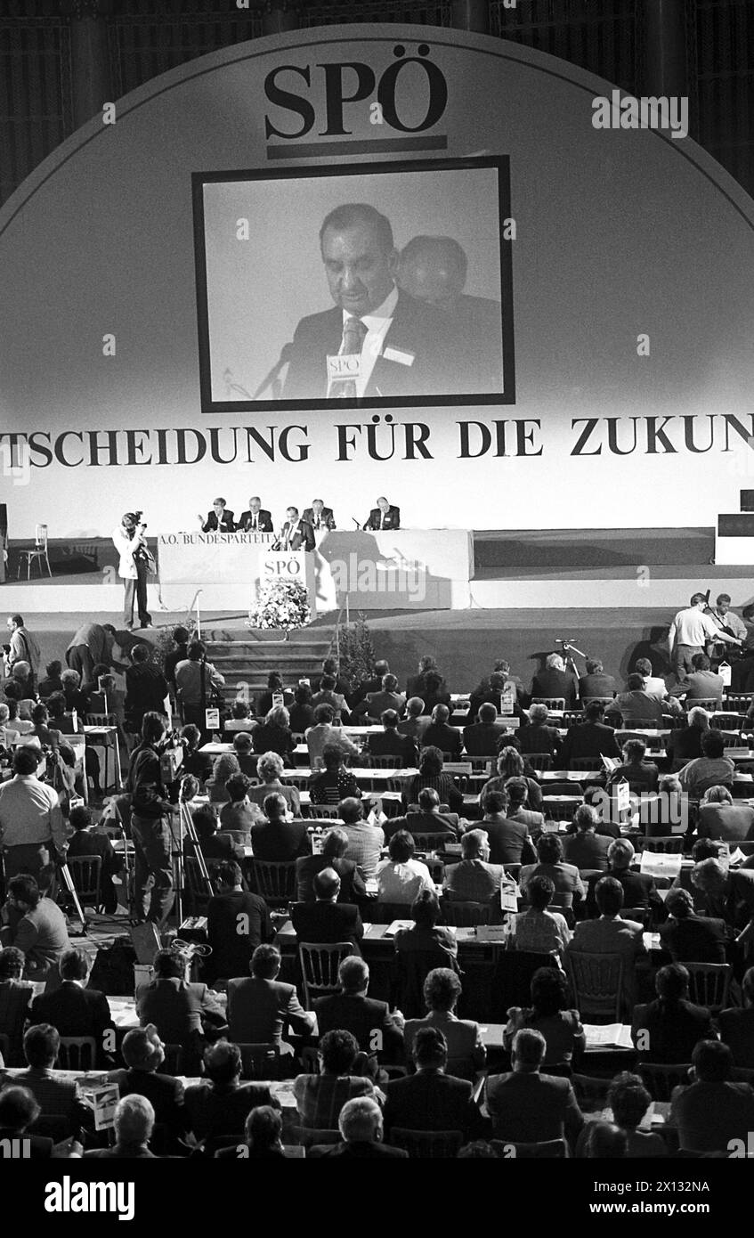 Convention of Austria's Social Party in Vienna on May 11th 1988. On the picture: Dr. Fred Sinowatz delivers his last speech as chairman of the SPOE. - 19880511 PD0014 - Rechteinfo: Rights Managed (RM) Stock Photo