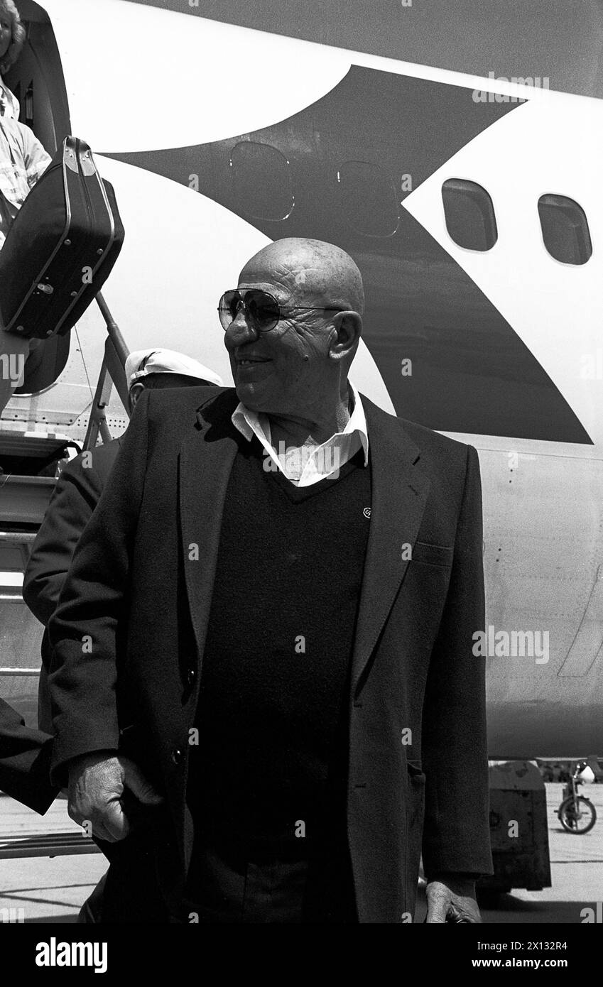 The photo was taken on May 31st 1988 and shows the American actor Telly Savalas at his arrival at the airport of Vienna. Savalas became famous in his role as police superintendent 'Kojak' in the TV-series of the same denominator. - 19880530 PD0008 - Rechteinfo: Rights Managed (RM) Stock Photo