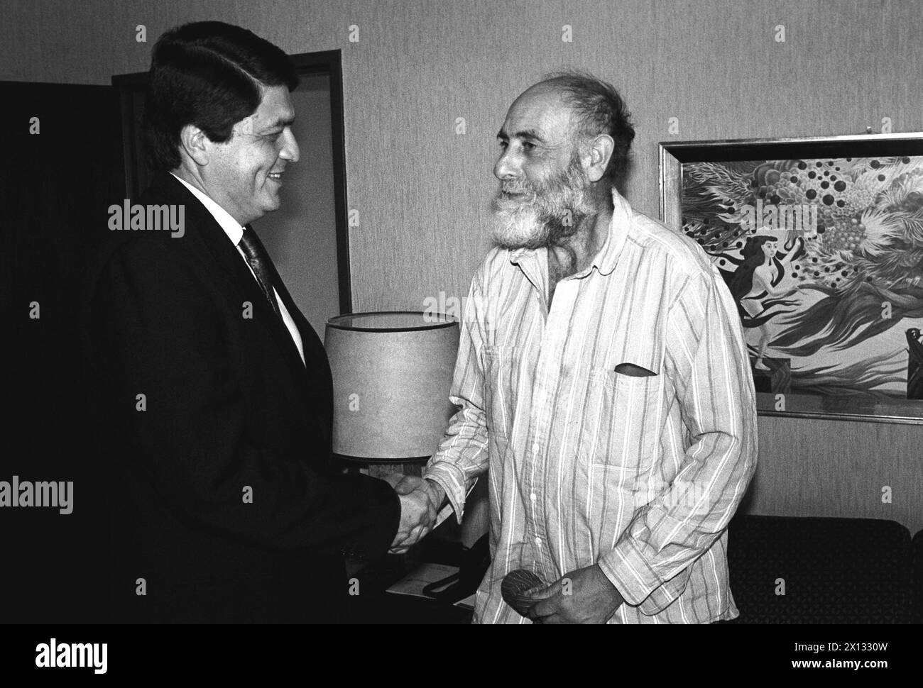 Vienna on July 8th 1988: Meeting of Sergio Ramirez (l.), deputy President of Nicaragua and laureate of the 'Bruno Kreisky Prize', and the Austrian artist Friedensreich Hundertwasser. - 19880708 PD0009 - Rechteinfo: Rights Managed (RM) Stock Photo