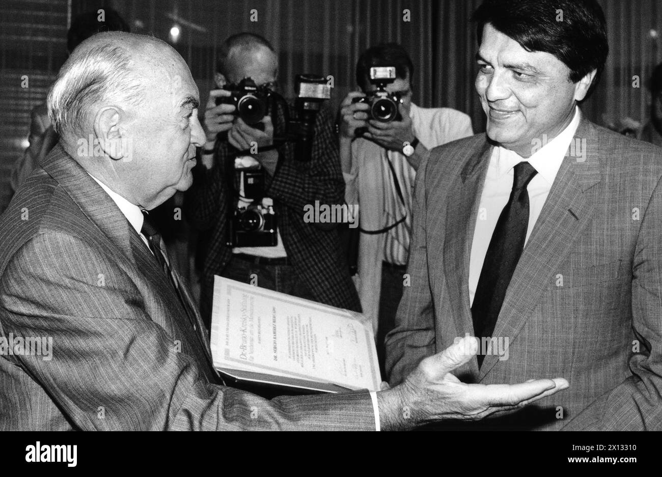 Vienna on July 8th 1988: Anton Benya (l.) hands over the 'Bruno Kreisky Prize 1988' to Nicaragua's vicegeral president Sergio Ramirez Mercado (r.). - 19880708 PD0010 - Rechteinfo: Rights Managed (RM) Stock Photo