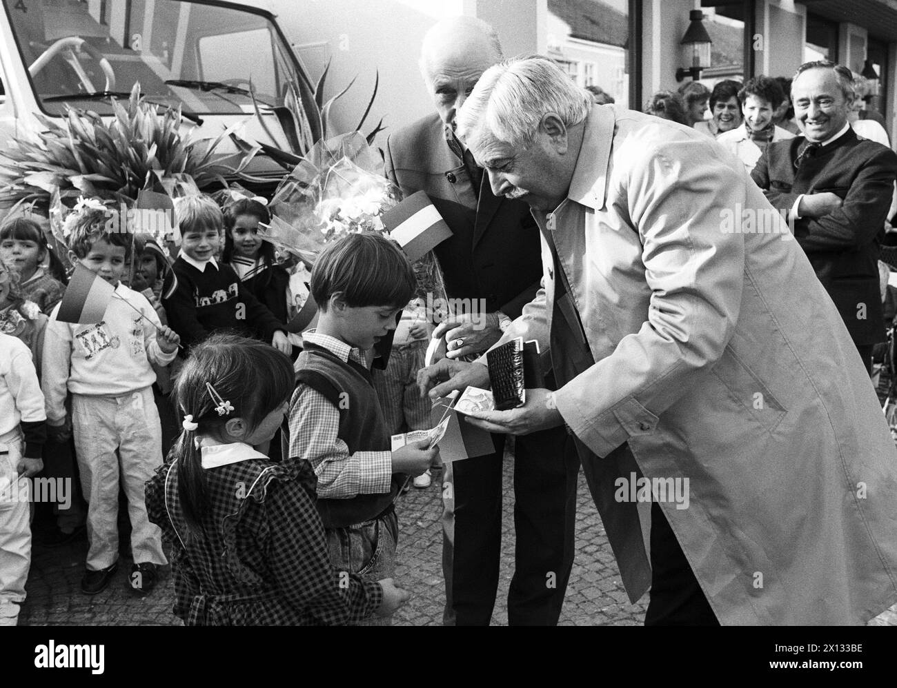 Austria's science minister Robert Graf shares money with children in Maria Taferl, Lower Austria, on October 17th 1988. - 19881017 PD0013 - Rechteinfo: Rights Managed (RM) Stock Photo