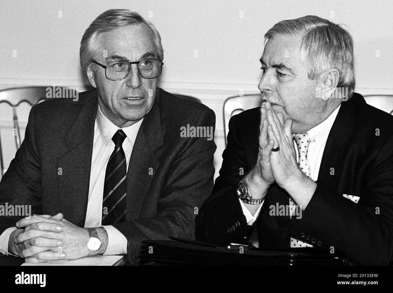 Social affairs minister Alfred Dallinger and minister for economic affairs, Robert Graf, captured during the Council of Ministers of the European Community in Vienna on December 12th 1988. - 19881212 PD0006 - Rechteinfo: Rights Managed (RM) Stock Photo