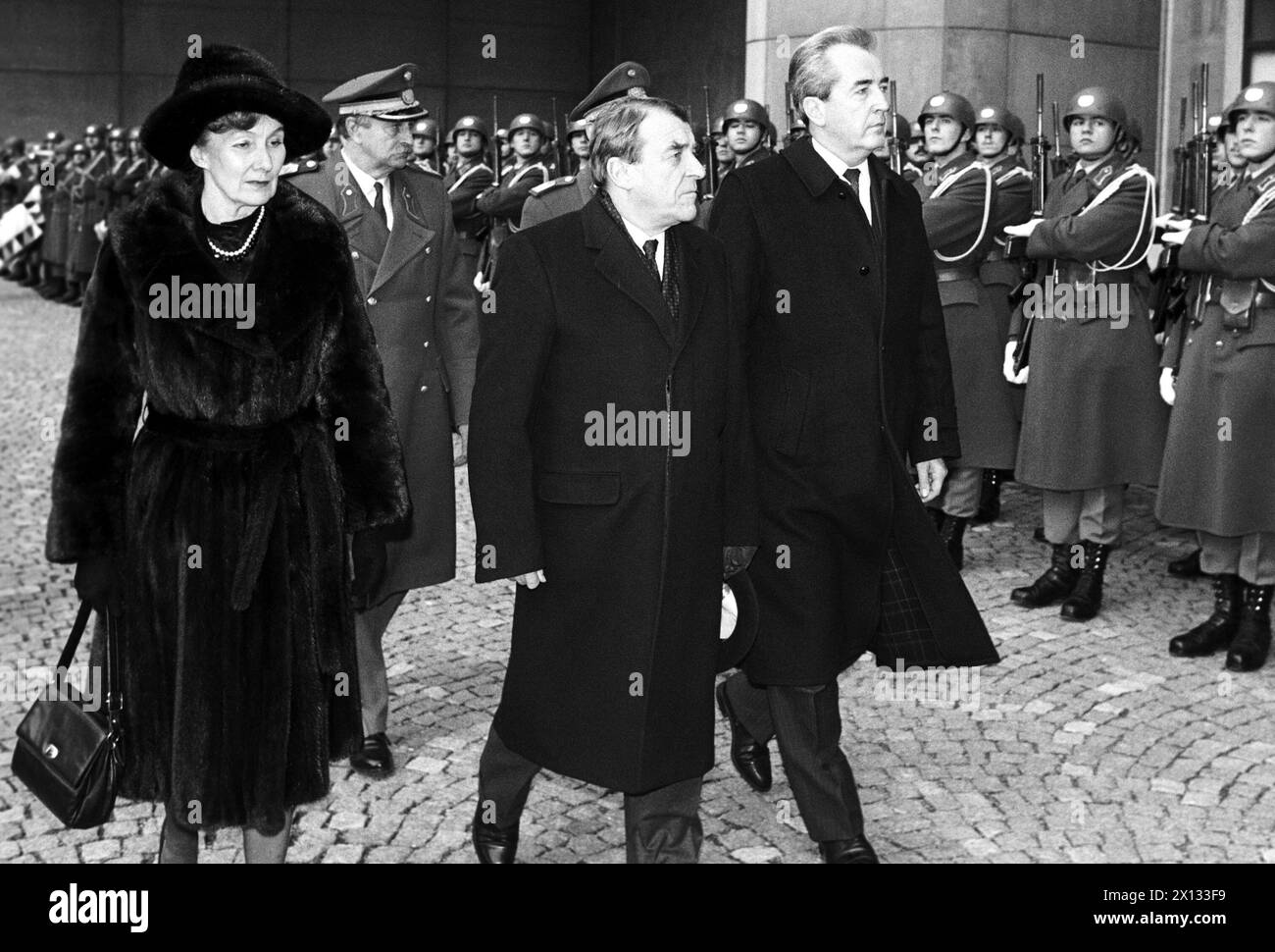 (f.l.t.r.) Director General of the Vienna International Center, Margaret Anstee, Austria's Minister of Defence, Rober Lichal and Austria's Foreign Minister Alois Mock pace off the guard of honor in Vienna's UNO City on December 12th 1988, when the UN Peace Troops where awarded with a Nobel Prize for Peace. - 19881212 PD0005 - Rechteinfo: Rights Managed (RM) Stock Photo