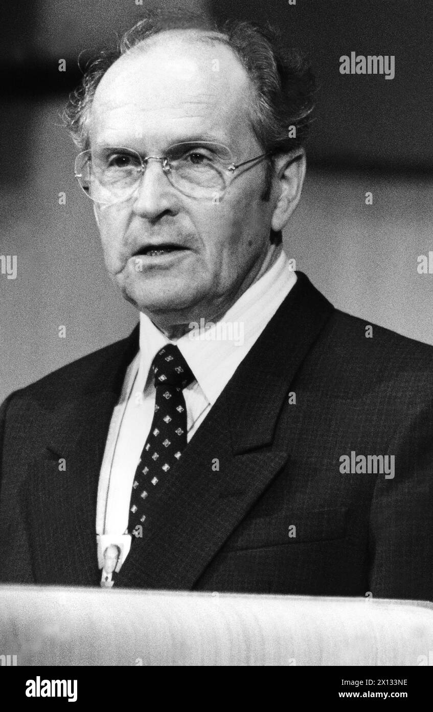 The Foreign Minister of German Democratic Republic (GDR), Oskar Fischer held his speech at the closing session of the 3rd follow-up meeting of the Conference on Security and Cooperation in Europe (CSCE) here in Vienna on January 19th 1989. - 19890119 PD0012 - Rechteinfo: Rights Managed (RM) Stock Photo