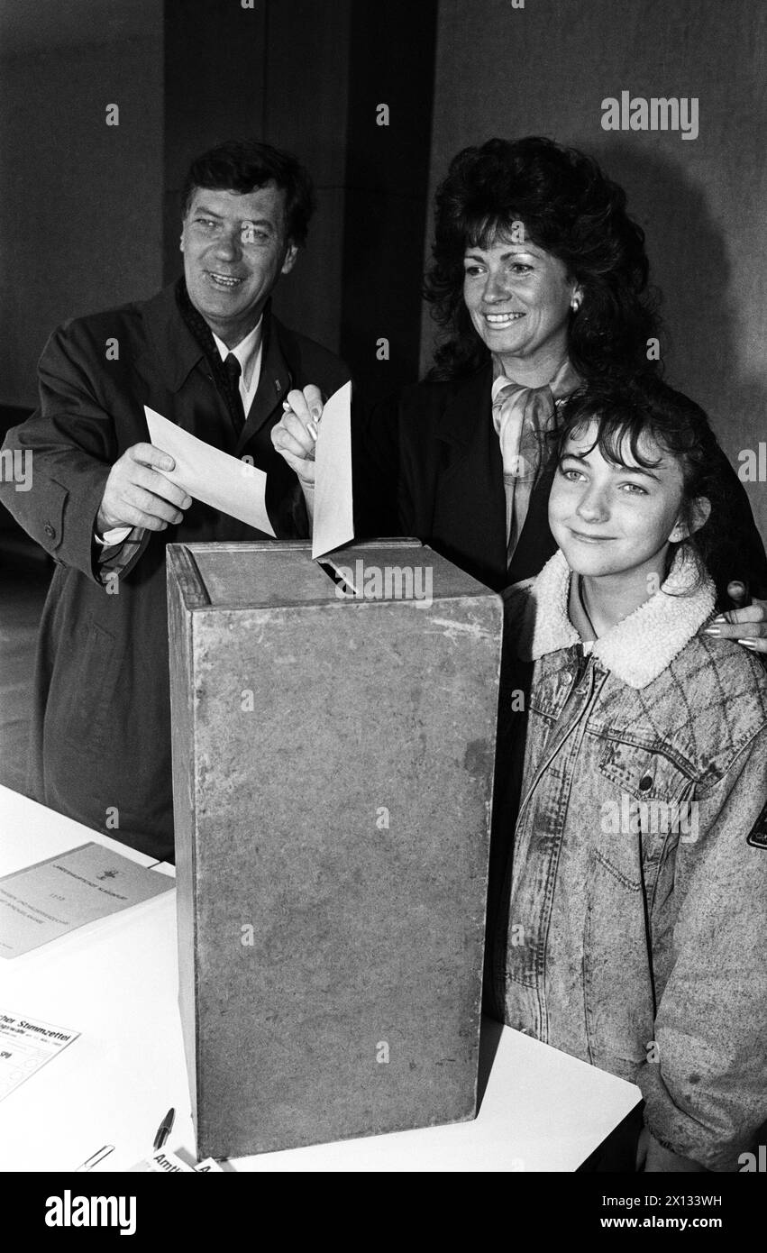 Klagenfurt on March 12th 1989: Vicegeral governor of Carinthia, Harald Scheucher (OEVP) casts his ballot together with his wife Elisabeth and daughter Christine. - 19890312 PD0008 - Rechteinfo: Rights Managed (RM) Stock Photo