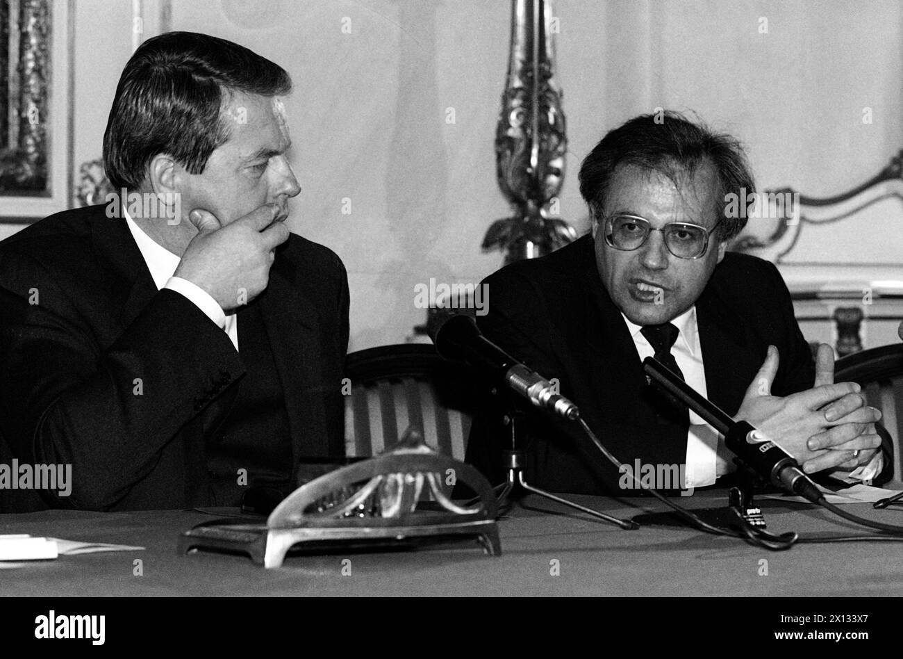 Austria's Federal Chancellor Franz Vranitzky presents the new Social Minister Dr. Walter Geppert during a press conference  in Vienna on March 8th 1989. Geppert's forerunner, Alfred Dallinger, died in a plane crash. - 19890308 PD0005 - Rechteinfo: Rights Managed (RM) Stock Photo