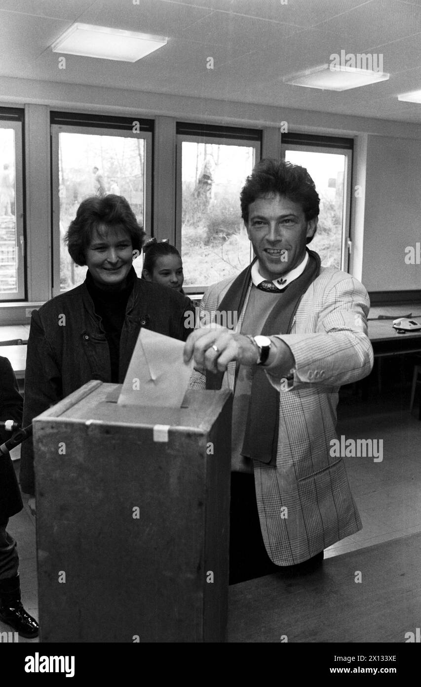 Klagenfurt on March 12th 1989: Joerg Haider, front-runner of the FPOE, casts his ballot together with his wife Claudia. - 19890312 PD0006 - Rechteinfo: Rights Managed (RM) Stock Photo