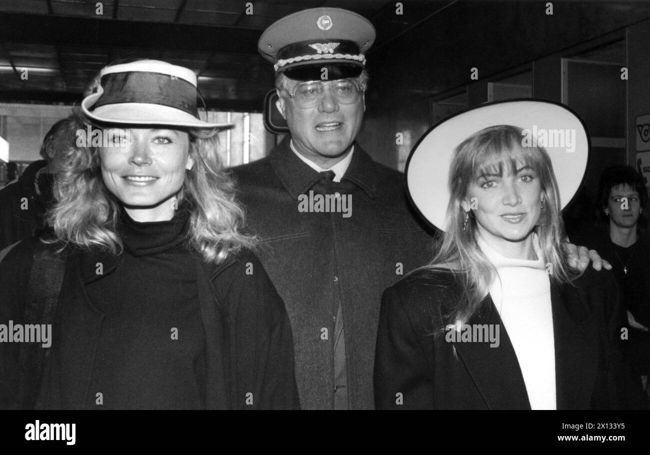(f.l.t.r.) Sheree Wilson alias April, Larry Hagman alias J.R. and Cathy Podewell as new Mrs. Erwing - starrings of the US-soap 'Dallas' - arrive at Vienna's airport on March 17th 1989. - 19890317 PD0005 - Rechteinfo: Rights Managed (RM) Stock Photo