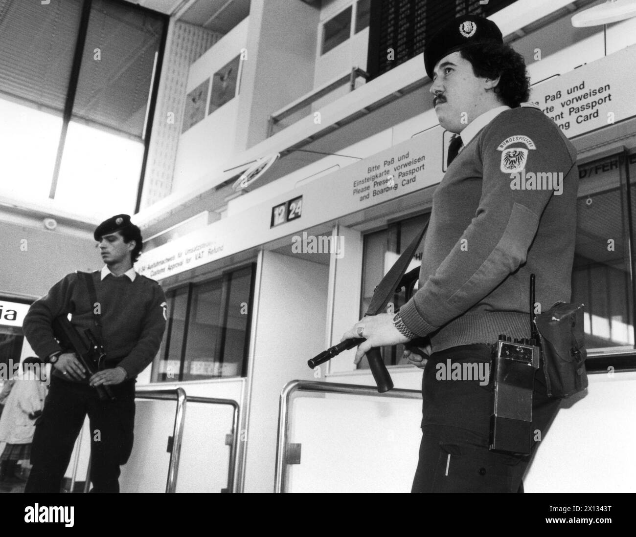 Contemporary airports Black and White Stock Photos & Images - Alamy
