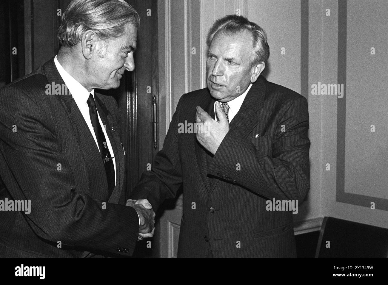 Vienna on November 4th 1989: Emil Schueller (r.), former security director of Lower Austria, welcomes the head of Interpol, Robert Koeck, who was invited as witness to make his evidence in front of the Lucona-investigation committee. - 19890411 PD0007 - Rechteinfo: Rights Managed (RM) Stock Photo