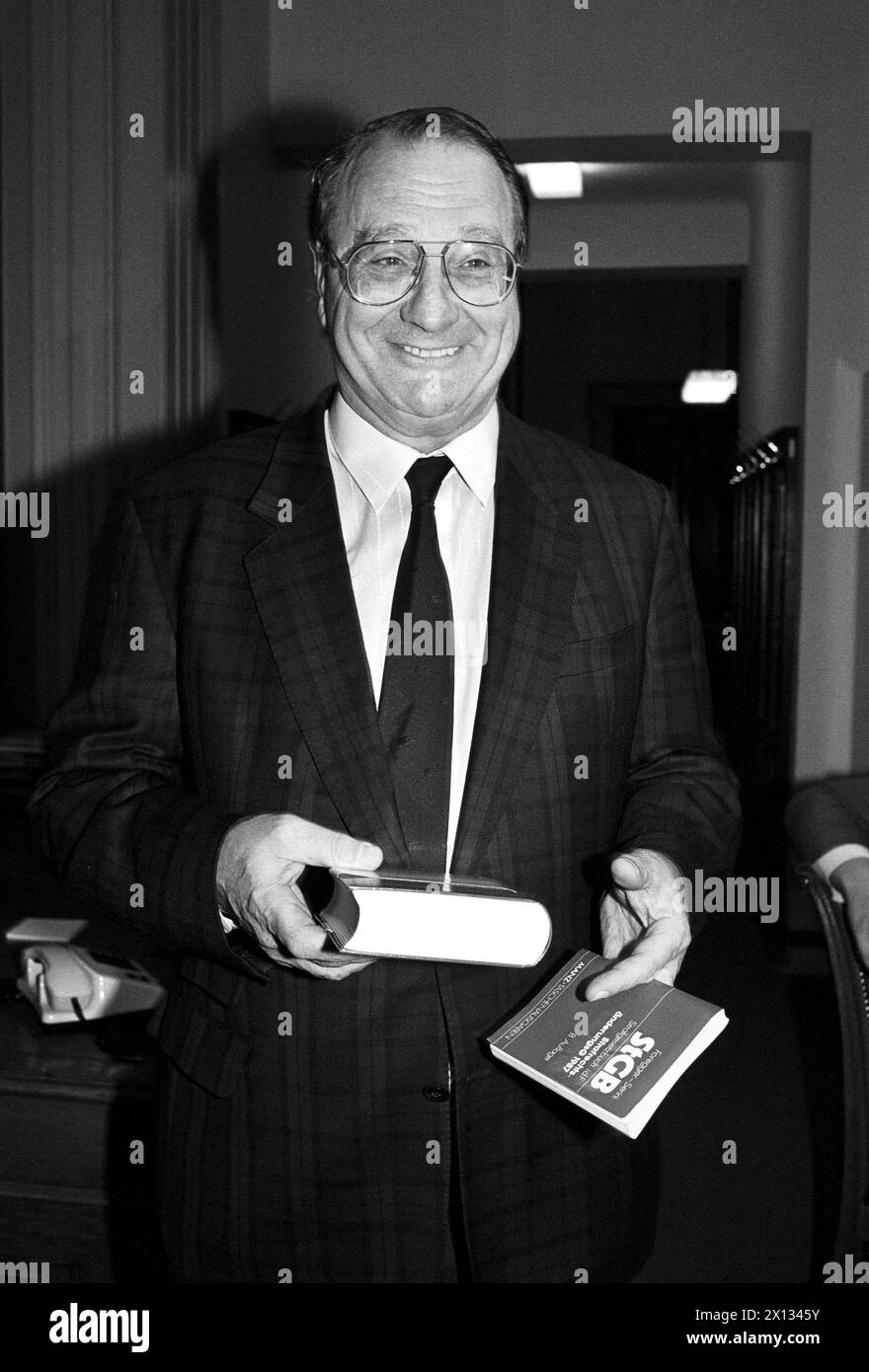 Vienna on April 7th 1989: Austria's former justice minister Harald Ofner was invited to make his evidence in front of the Lucona-investigation commitee. - 19890407 PD0011 - Rechteinfo: Rights Managed (RM) Stock Photo