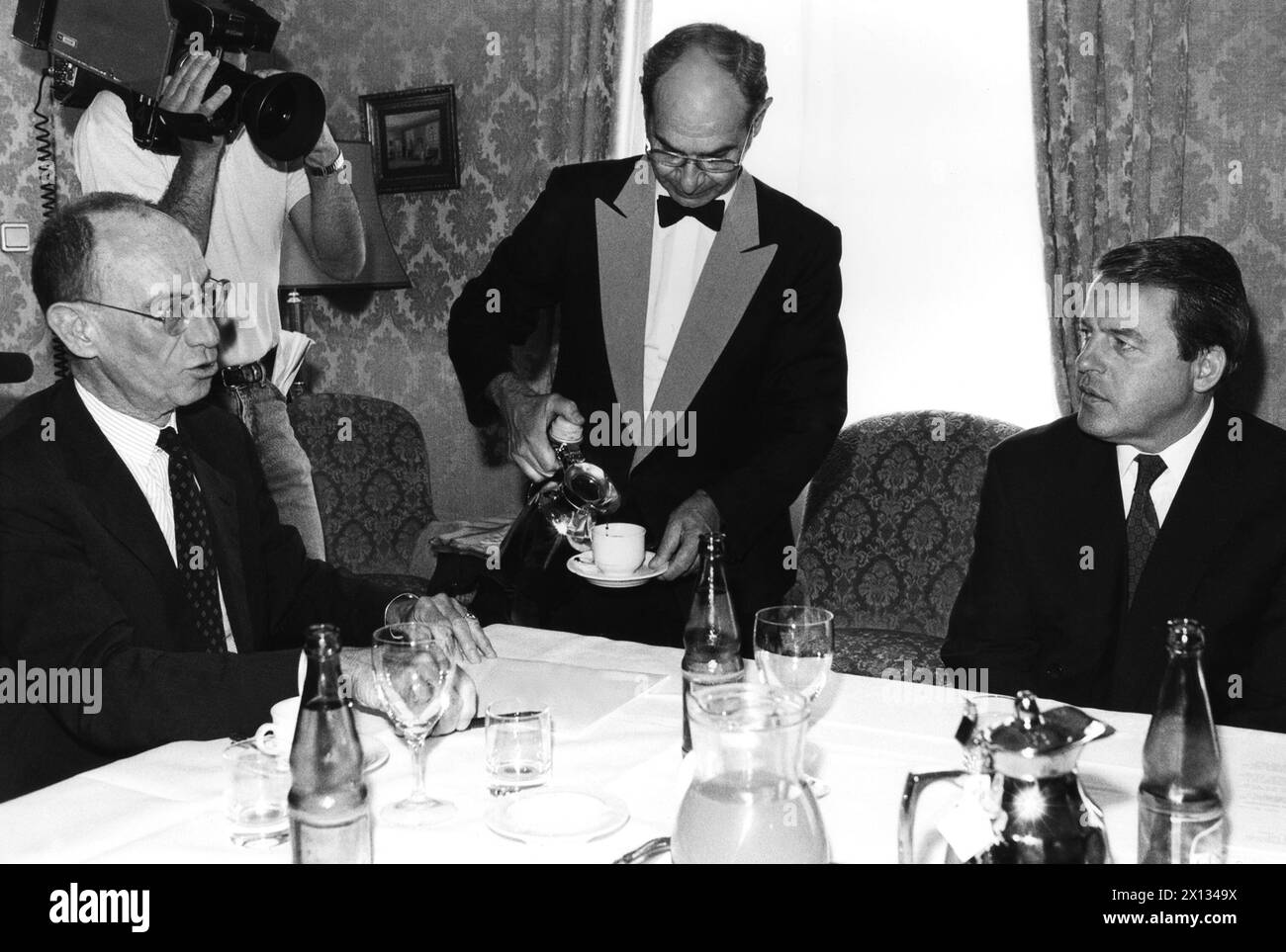 Meeting of Federal Chancellor Franz Vranitzky (r.) and Eduard Reuter, chairman of the supervisory board of Daimler Benz, in Vienna's Hotel Bristol on June 15th 1989. - 19890615 PD0010 - Rechteinfo: Rights Managed (RM) Stock Photo