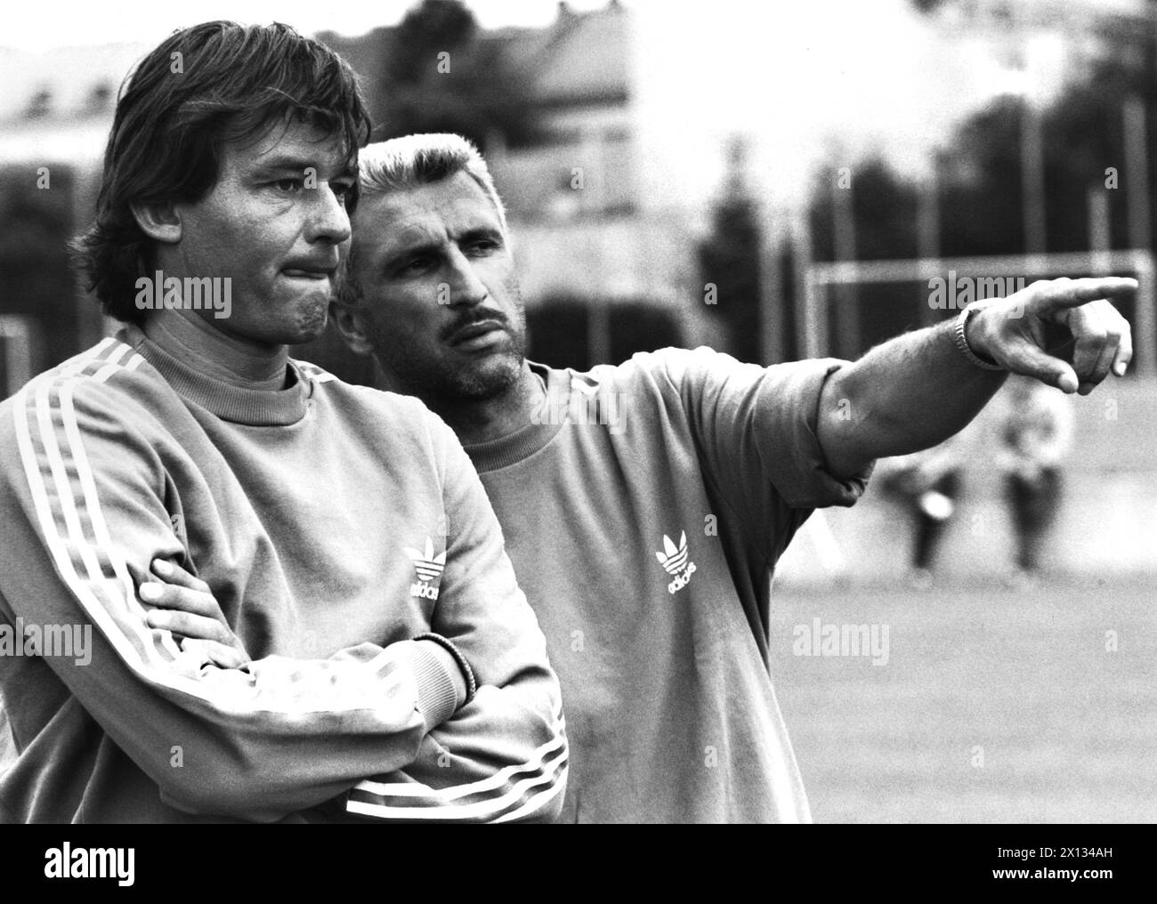 Training of Rapid in Vienna's Hanappi Stadium on June 28th 1989. In the picture: Co-trainer Dietmar Constantini (l.) and the new coach Hans Krankl (r.). - 19890628 PD0002 - Rechteinfo: Rights Managed (RM) Stock Photo