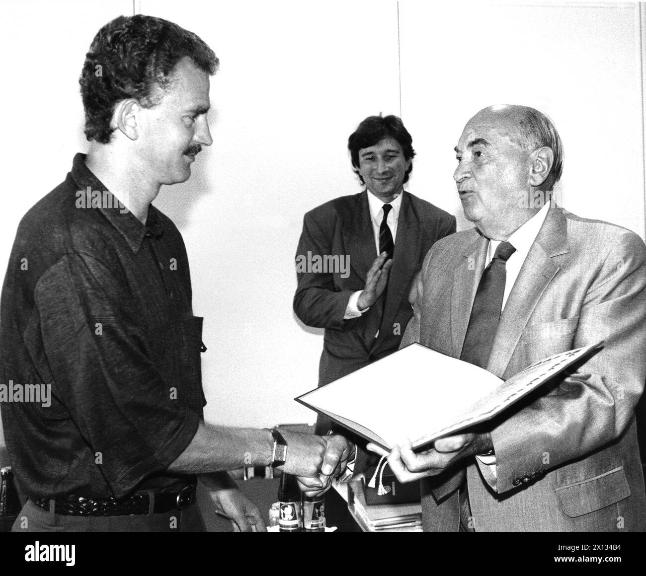 First birthday of the 'Fooball League Workshop' on May 28th 1989. In the picture: Former president of the OEGB (Austrian Federation of Trade Unions) Anton Benya (r.), awards outgoing players Herbert Prohaska (l.), Anton Pichler and Walter Koch. - 19890528 PD0002 - Rechteinfo: Rights Managed (RM) Stock Photo