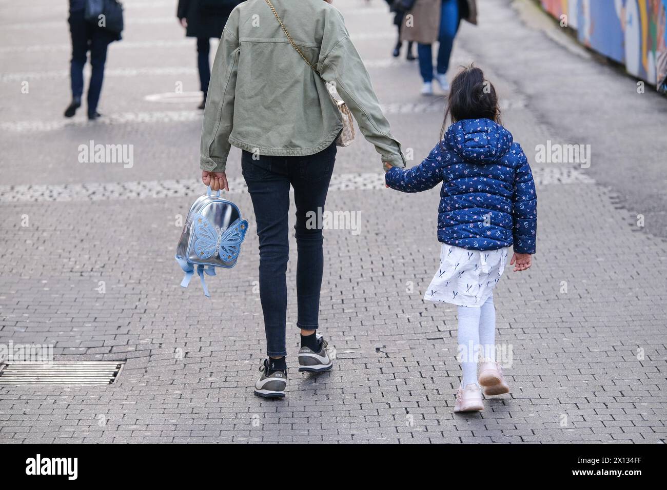 Düsseldorf 15.04.2024 Familie Kind Kleinkind Kinder Mutter