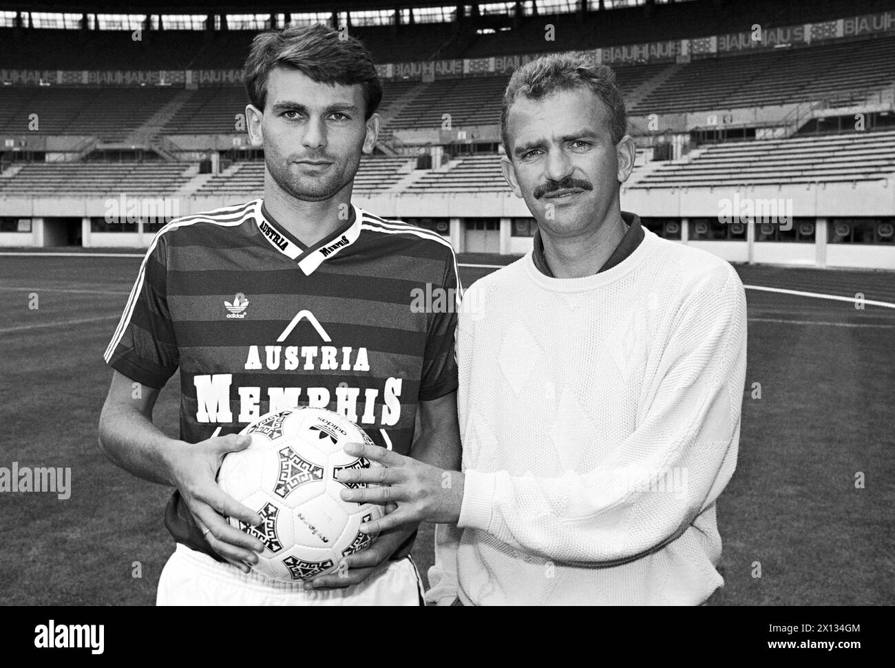 Sports director Herbert Prohaska (r.) and the Russian Austria player Ewjeni Milewskij, captured in the Prater Stadium on July 18th 1989. - 19890718 PD0006 - Rechteinfo: Rights Managed (RM) Stock Photo