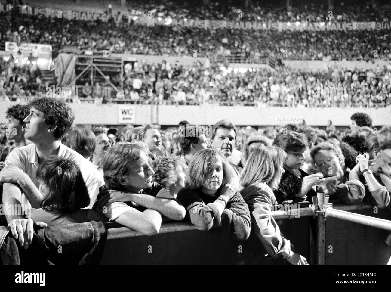 The audience at a concert of the Beach Boys in Vienna's Prater Stadium on September 16th 1989. - 19890917 PD0011 - Rechteinfo: Rights Managed (RM) Stock Photo