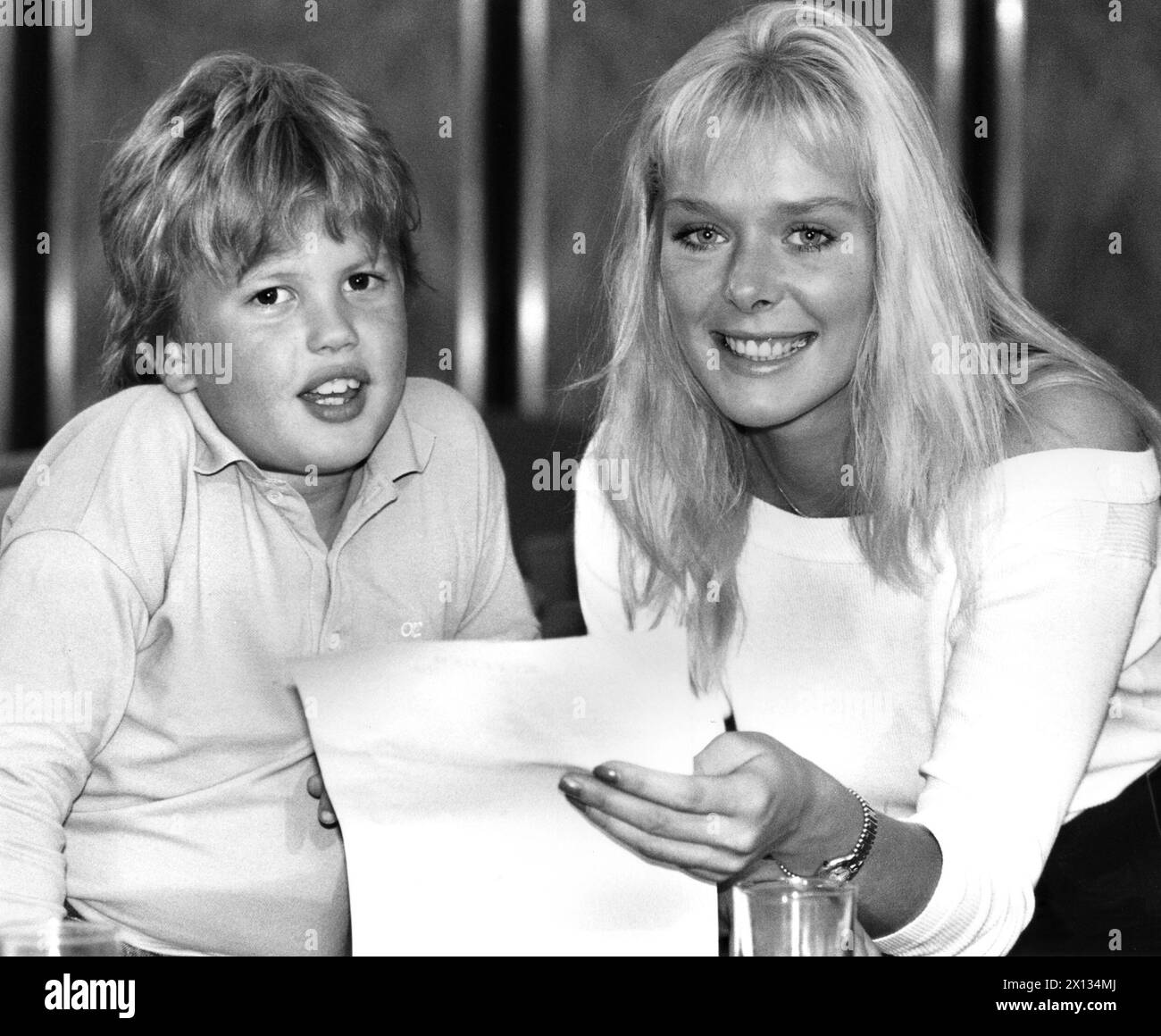 Vienna on September 27th 1989: Junior star Dominik Klaschke (10) will represent Austria at the Unicef Gala in Schevenigen in the Netherlands with his song 'Soundless cries the butterfly'. In the picture: Dominik with Ulla Weigerstorfer. - 19890927 PD0012 - Rechteinfo: Rights Managed (RM) Stock Photo