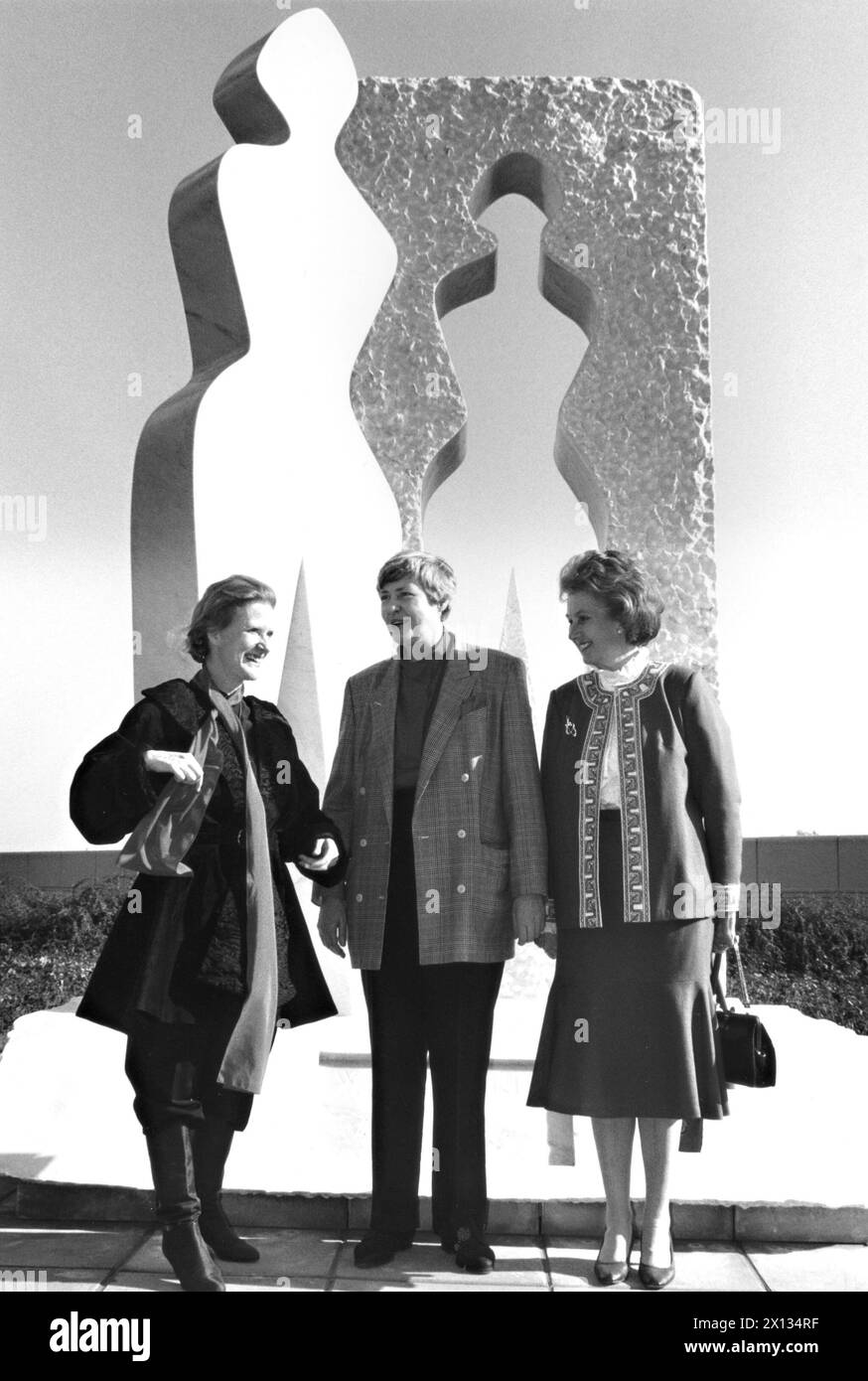 Vienna on October 24th 1989: Revealing of the sculpture 'Free Woman' by Edwina Sandys (l.) in front of the Vienna International Center. On the picture: (f.l.t.r.) Edwina Sandys, Johanna Dohnal, State Secretary for Women Affairs and Margaret Anstee, Director General of Vienna's UNO-office. - 19891024 PD0003 - Rechteinfo: Rights Managed (RM) Stock Photo