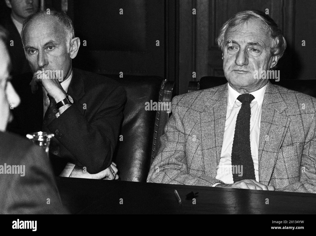 Vienna on November 8th 1989: Constituion of the working group 'International Environmental Charta' in the parliament. In the picture (f.l.t.r.): Prof. Rupert Riedel of the 'Forum of Austrian scientists for environmentalism' and Austria's former environmental minister Franz Kreuzer. - 19891108 PD0002 - Rechteinfo: Rights Managed (RM) Stock Photo