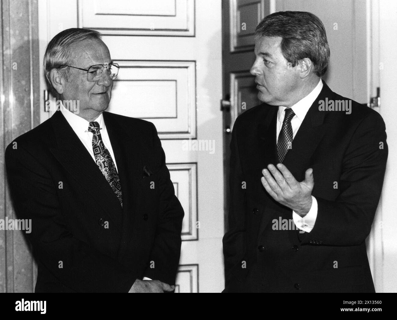 Vienna on January 22nd 1990: Austria's Federal Chancellor Franz Vranitzky and Lee Iacocca, Chief Executive Officer of the American Chrysler group. - 19900122 PD0003 - Rechteinfo: Rights Managed (RM) Stock Photo