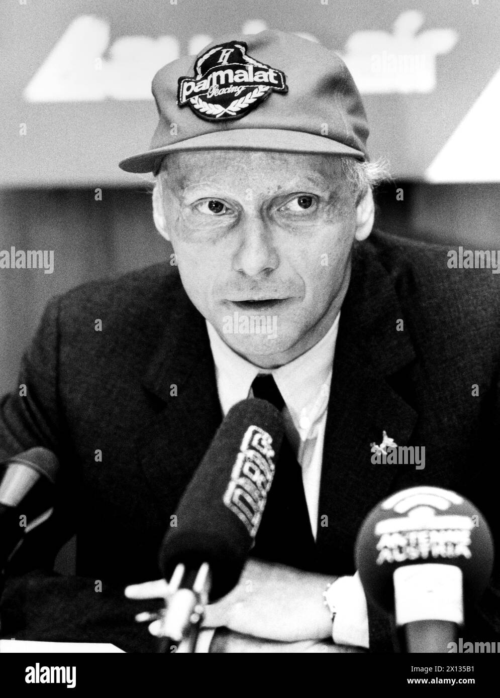 Niki Lauda at a press conference in Vienna on February 14th 1990. - 19900214 PD0004 - Rechteinfo: Rights Managed (RM) Stock Photo