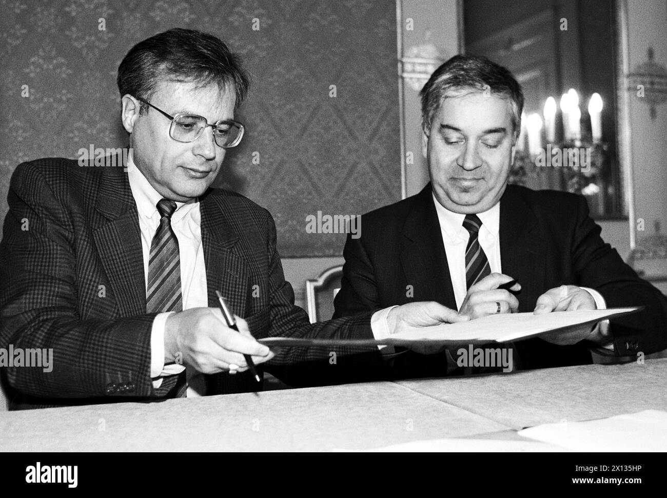 Vienna on April 9th 1990: Social minister Walter Geppert (l.) and interior minister Franz Loeschnak sign sanction for the integration of refugees into Austria's job market. - 19900409 PD0002 - Rechteinfo: Rights Managed (RM) Stock Photo