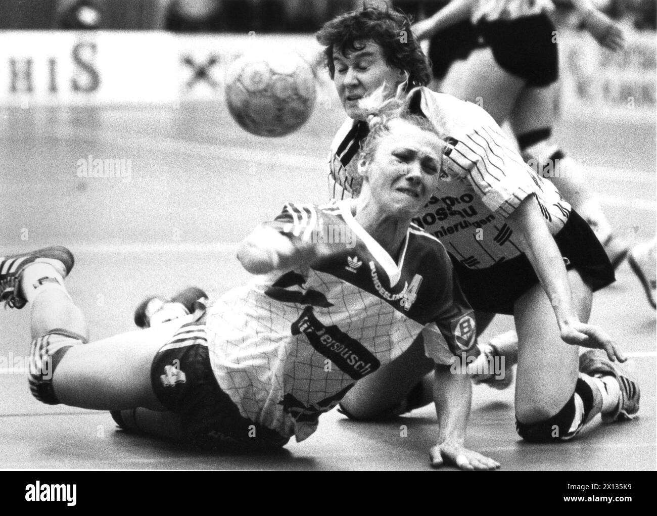 Match between BV Hypobank Suedstadt and LC Bruehl-St. Gallen in the context of the Handball Europe Cup in Vienna on April 22nd 1990. In the picture: Jadranka (Hypobank, front) and Vroni Keller. - 19900422 PD0003 - Rechteinfo: Rights Managed (RM) Stock Photo