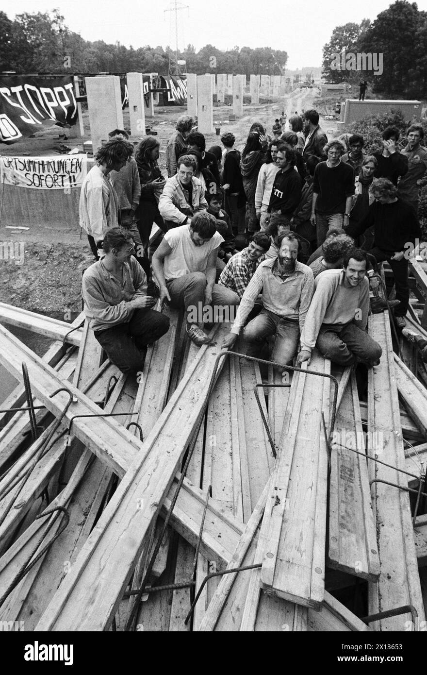 Blockade at the construction site on the Leitha-Auen highway on the 15th June in 1990. The squatters, belonging to the environmentalist group Global 2000, wanted to blockade all access routes nonviolently. - 19900615 PD0017 - Rechteinfo: Rights Managed (RM) Stock Photo