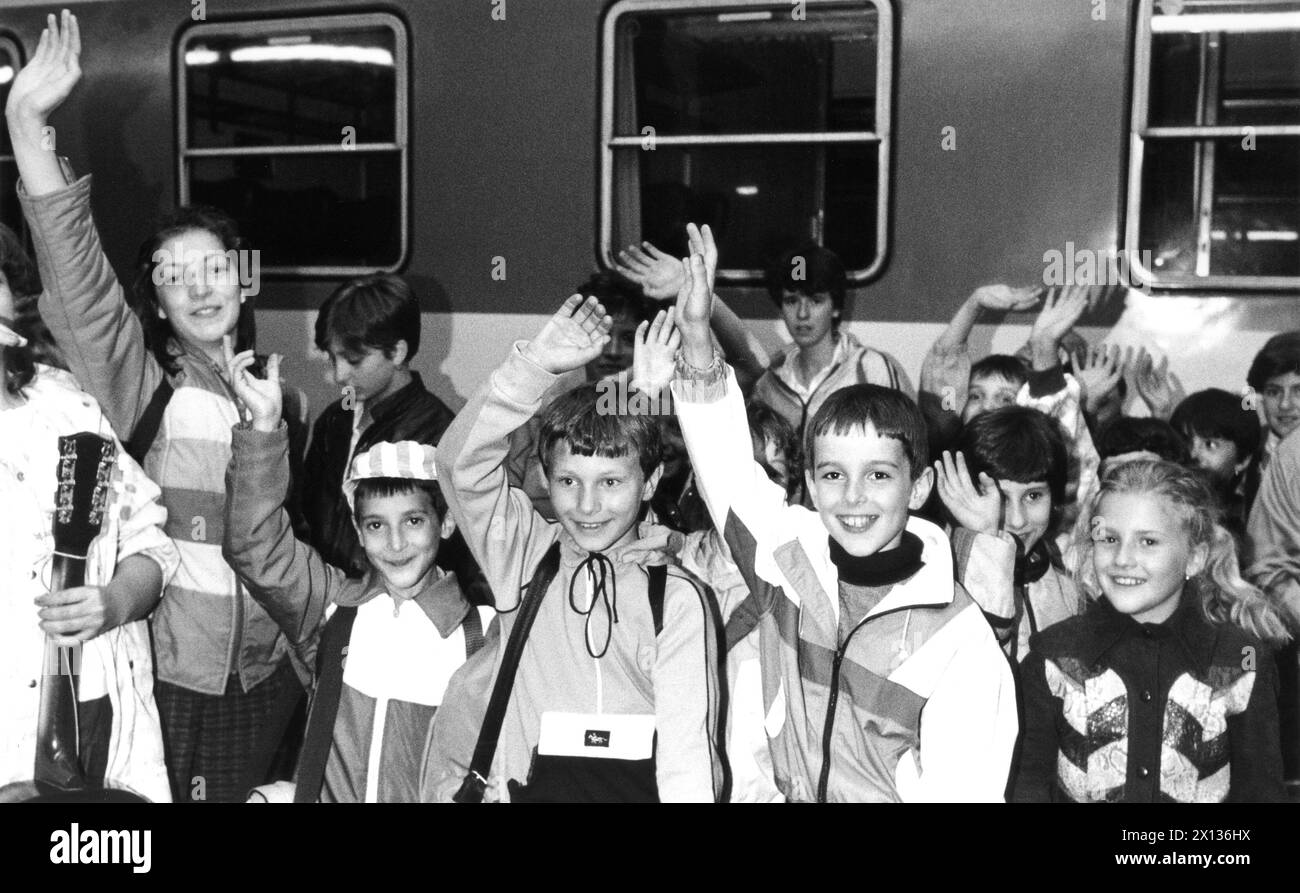 Vienna on July 11th 1990: 110 children from Romania arrived in Vienna to recover from stresses and strains in their homeland. They were invited by Vienna's 'Kinderfreunde' (children's friends). - 19900711 PD0007 - Rechteinfo: Rights Managed (RM) Stock Photo