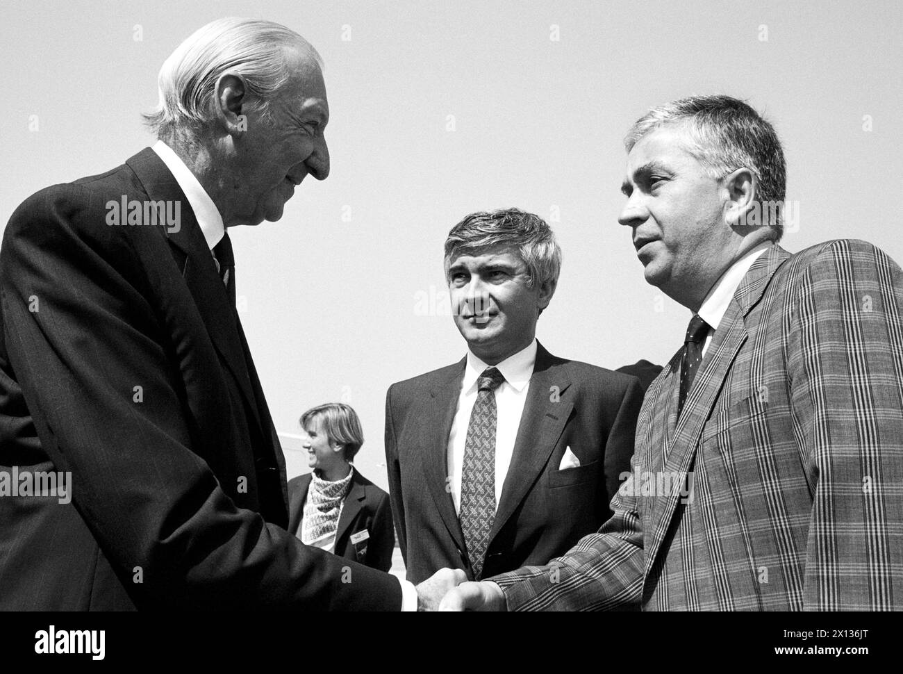 Vienna on August 24th 1990: Austria's interior minister Franz Loeschnak (r.) bids farewell of Federal President Kurt Waldheim who'll visit King Hussein of Jordan and Iraqui president Saddam Hussein to talk about the situation of foreigners in Kuwait and Iraq. - 19900824 PD0004 - Rechteinfo: Rights Managed (RM) Stock Photo