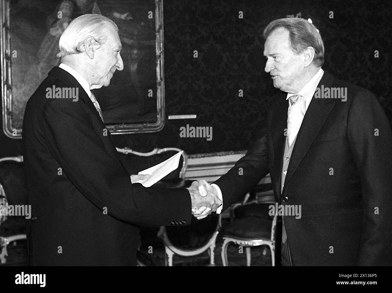 Vienna On September 11th 1990 Austrias Federal President Kurt Waldheim L Welcomes The New 9268