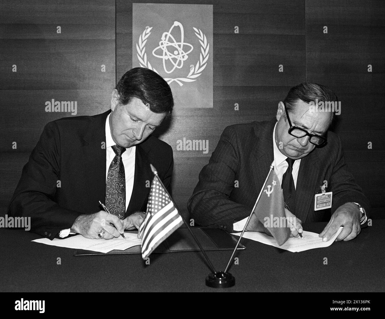 In Viennas IAEA headquarters, the US and the Soviet Union signed a treaty regarding environmental protection and treatment of nuclear waste material on Sept. 18th 1990. Picture: US deputy Secretary of Energy, W. Henson Moore (l.) and the Minister of Atomic Power and Industry of the Soviet Union, Vitaliy Konovalov (r.) at the signing of the treaty. - 19900918 PD0002 - Rechteinfo: Rights Managed (RM) Stock Photo