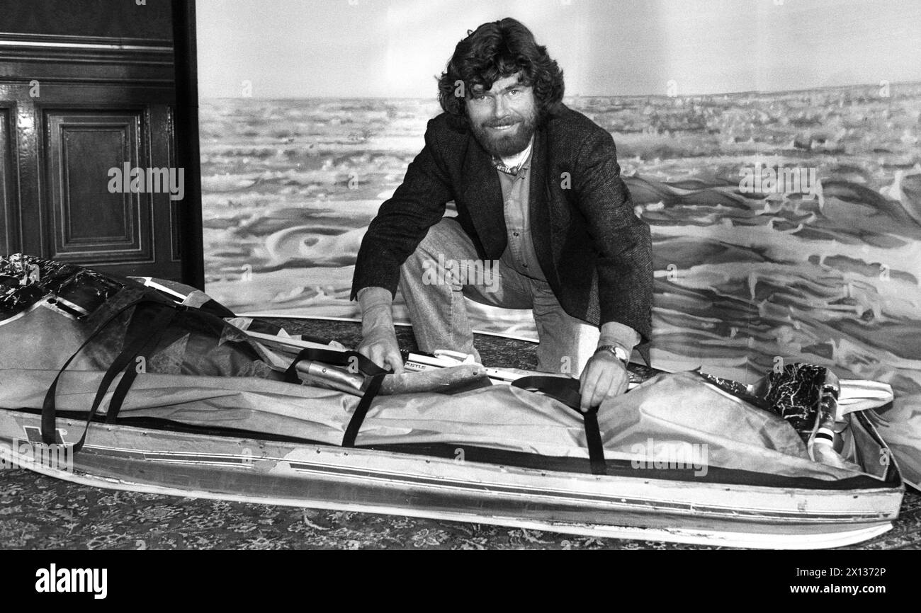 Vienna on November 5th 1990: During his lecture 'Antarctic - Heaven and Hell', about his 2.800km long Antarctic mission, Reinhold Messner presents his original equipment. - 19901105 PD0023 - Rechteinfo: Rights Managed (RM) Stock Photo