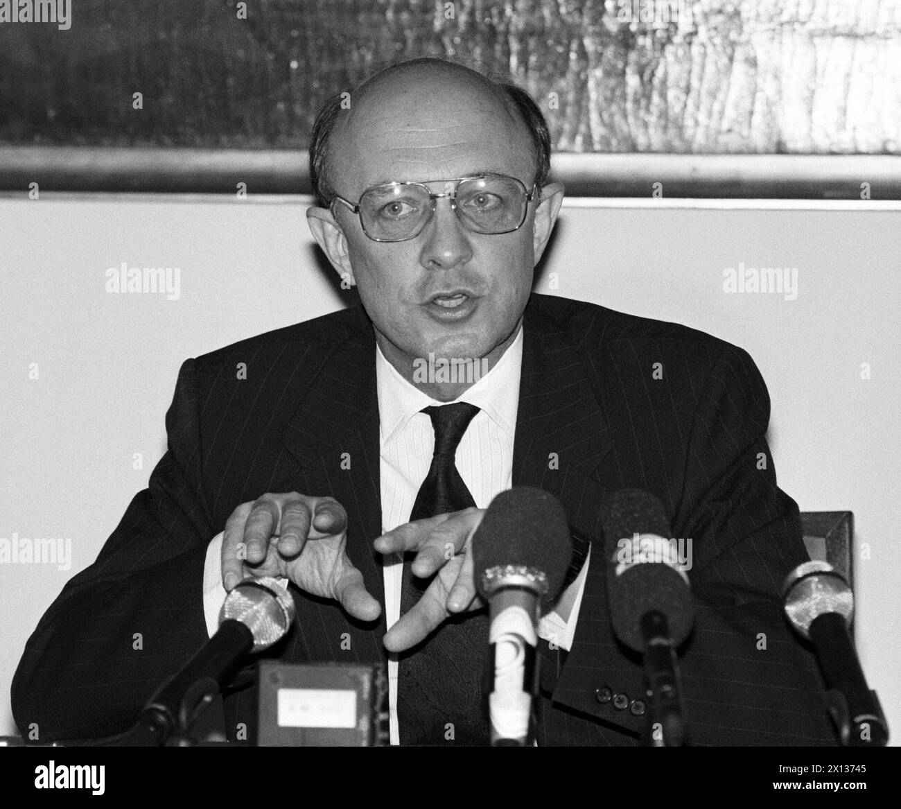 Vienna on November 18th 1990: James Woolsey, leader of the US-delegation during the VKSE negotiations, captured at a press conference. - 19901118 PD0003 - Rechteinfo: Rights Managed (RM) Stock Photo