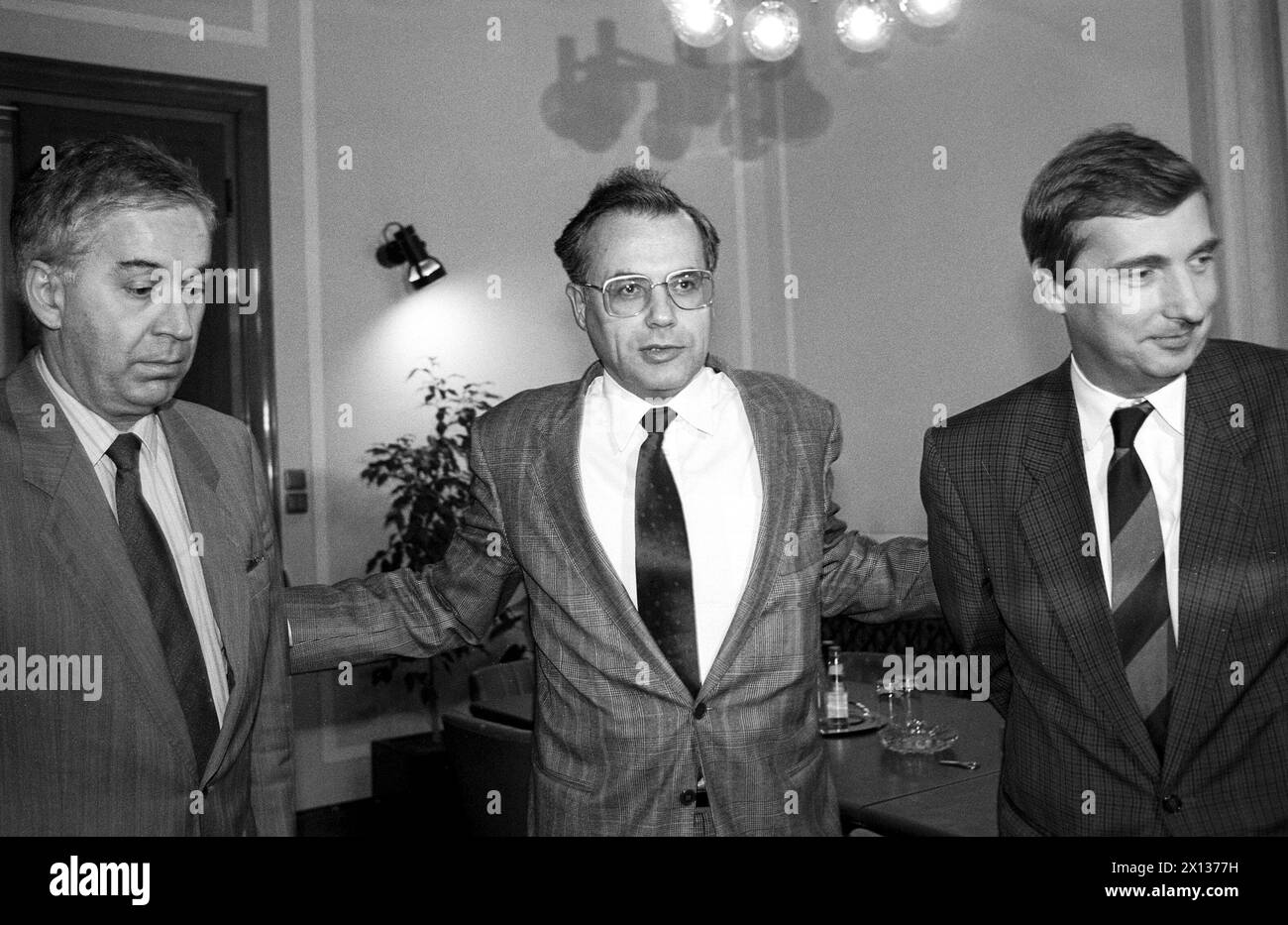 Vienna on November 28th 1990: (f.l.t.r.) Austria's interior minister Franz Loeschnak, social minister Walter Geppert and Fritz Verzetnitsch, president of the Austrian Federation of Trade Unions (OEGB) met together to talk about Romanian refugees. - 19901128 PD0006 - Rechteinfo: Rights Managed (RM) Stock Photo