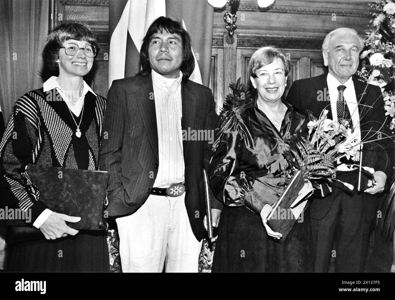 Vienna on January 18th 1991: Award of the 'Bruno Kreisky Prize for Human Rights', which went to (l-r) Ermelinde Kraeutler (she received the prize vicegeral to her brother, Bishop Erwin Kraeutler), Brazil Indian chief Paulinho Paikan, Jewish lawyer Felicia Langer and Daniel Swarovski of Austria's Red Cross. - 19910118 PD0006 - Rechteinfo: Rights Managed (RM) Stock Photo