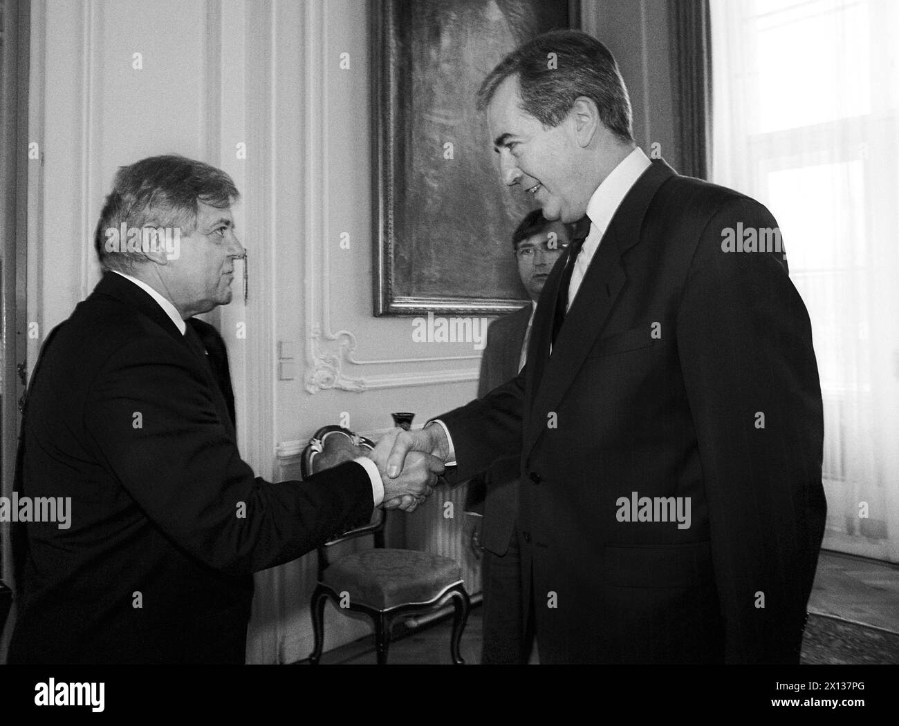 Vienna on March 13th 1991: Austria's foreign minister Alois Mock welcomes the Slovenian president Milan Kucan. - 19910313 PD0004 - Rechteinfo: Rights Managed (RM) Stock Photo