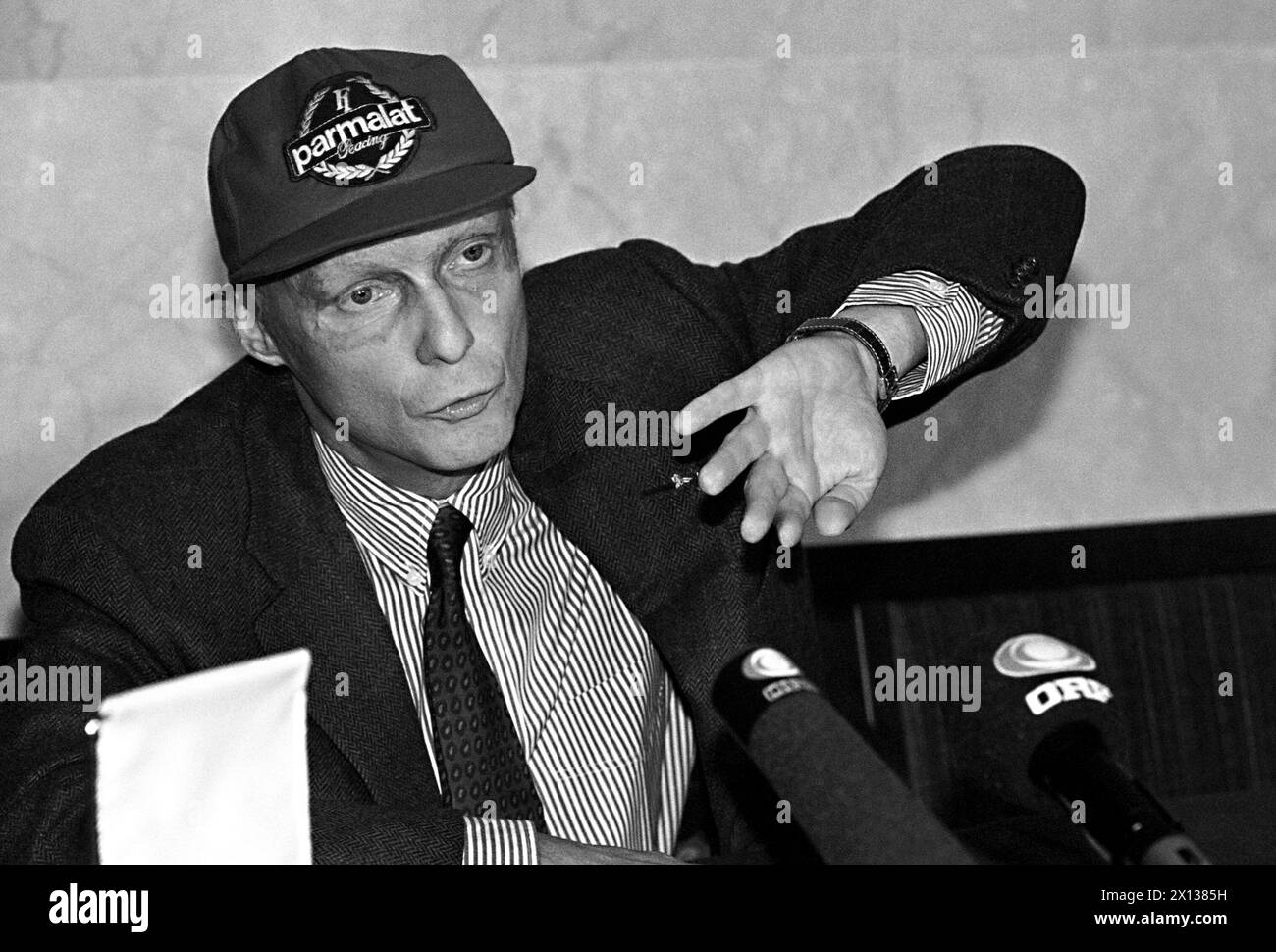 Press conference in Vienna with Niki Lauda on June 2nd 1991. A 'Boing 767' of his airline 'Lauda Air' crashed down on its way to Thailand - Laude presented the results of investigations on the voice recorders. - 19910602 PD0003 - Rechteinfo: Rights Managed (RM) Stock Photo