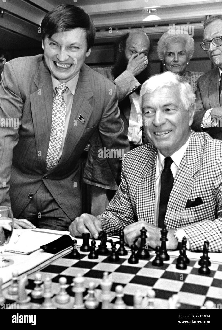 Benefit simultaneous chess gala for Chernobyl victims in Vienna on September 11th 1991. In the picture: World Champion Anatoli Karpow (l.), who's president of the International Union 'Chernobyl Help' and Austria's former health minister Kurt Steyrer (SPOE, r.). - 19910911 PD0002 - Rechteinfo: Rights Managed (RM) Stock Photo